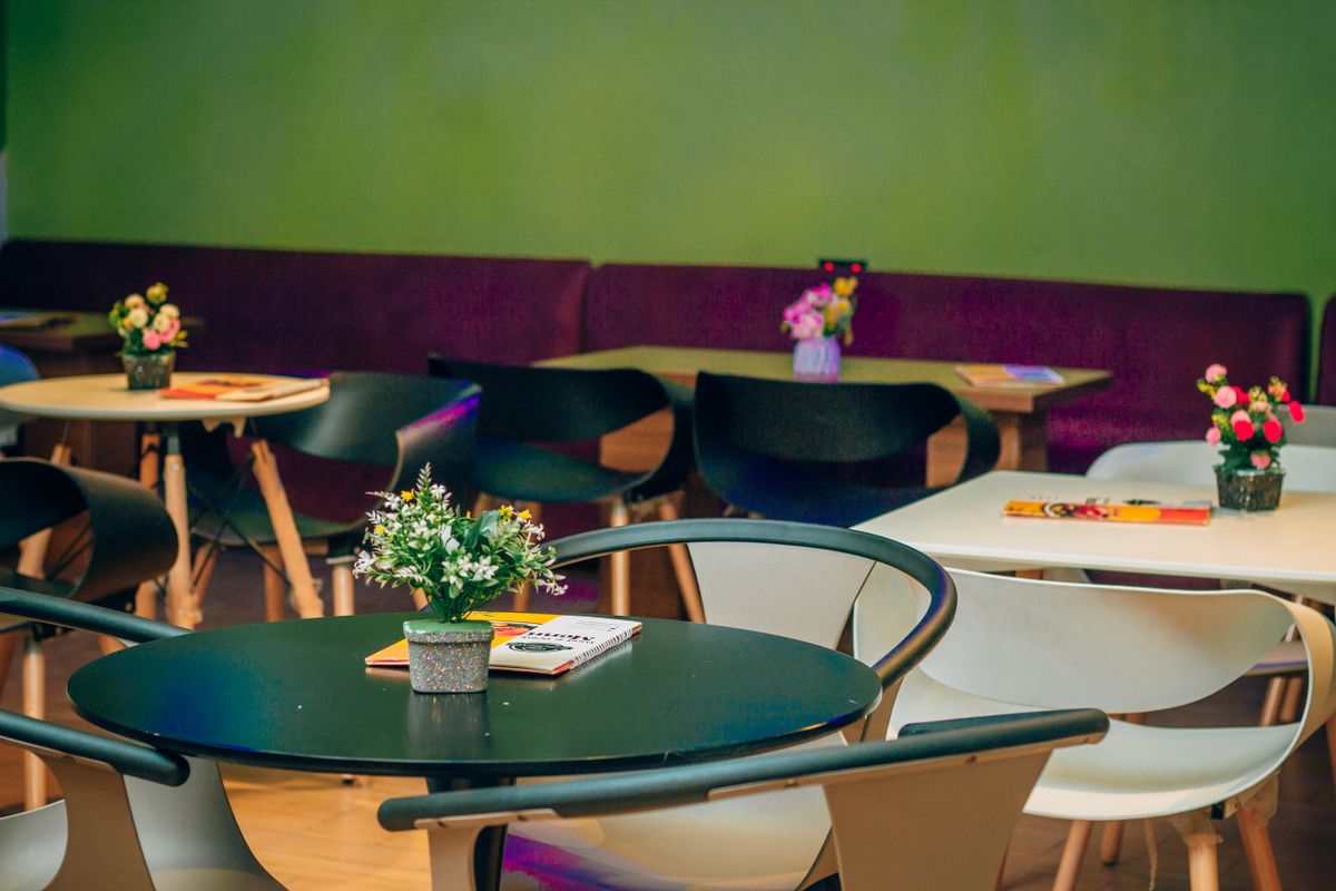 Thiết kế nội thất cafe sách sống động 03