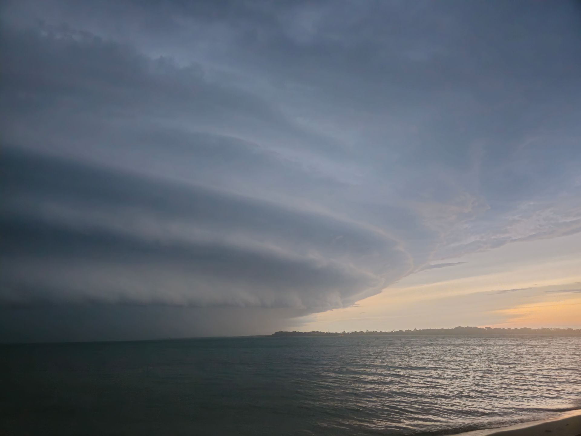 Nubes de tormenta sobre una costa