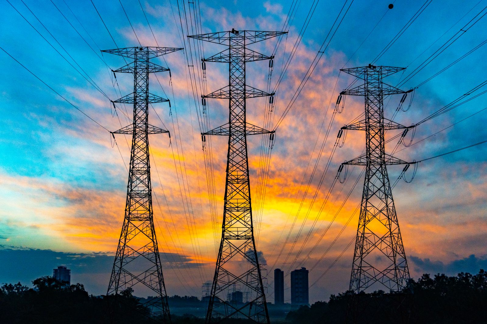 Pylônes électriques au coucher du soleil