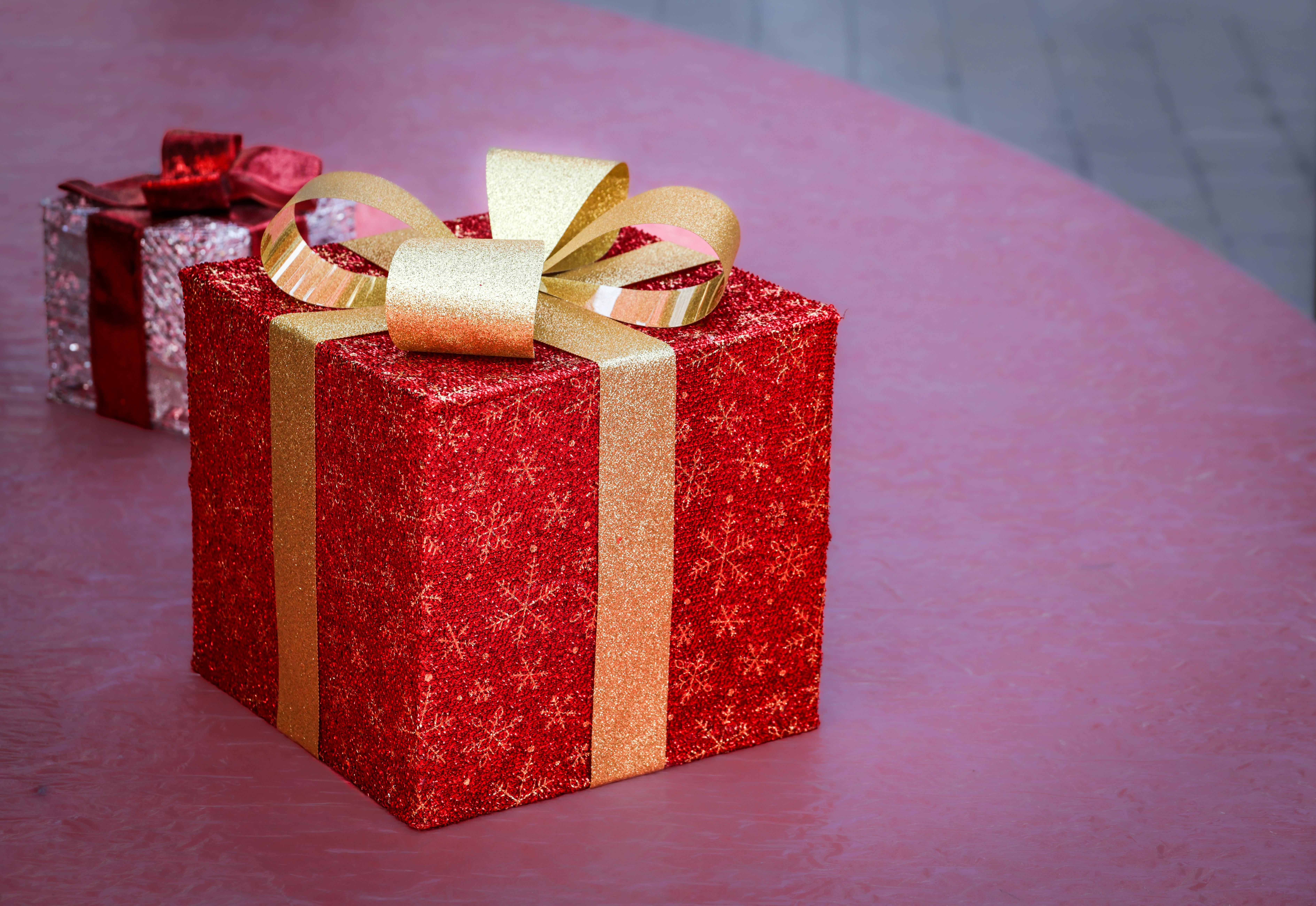 Rayakan Cinta Abadi: Ide Kado Valentine Unik & Berkesan Bersama Red Ribbon Gift!