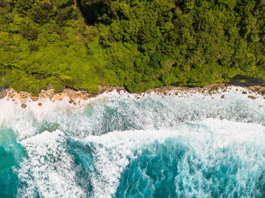pantai selatan jawa dengan ombak dan pemandangan terbaik