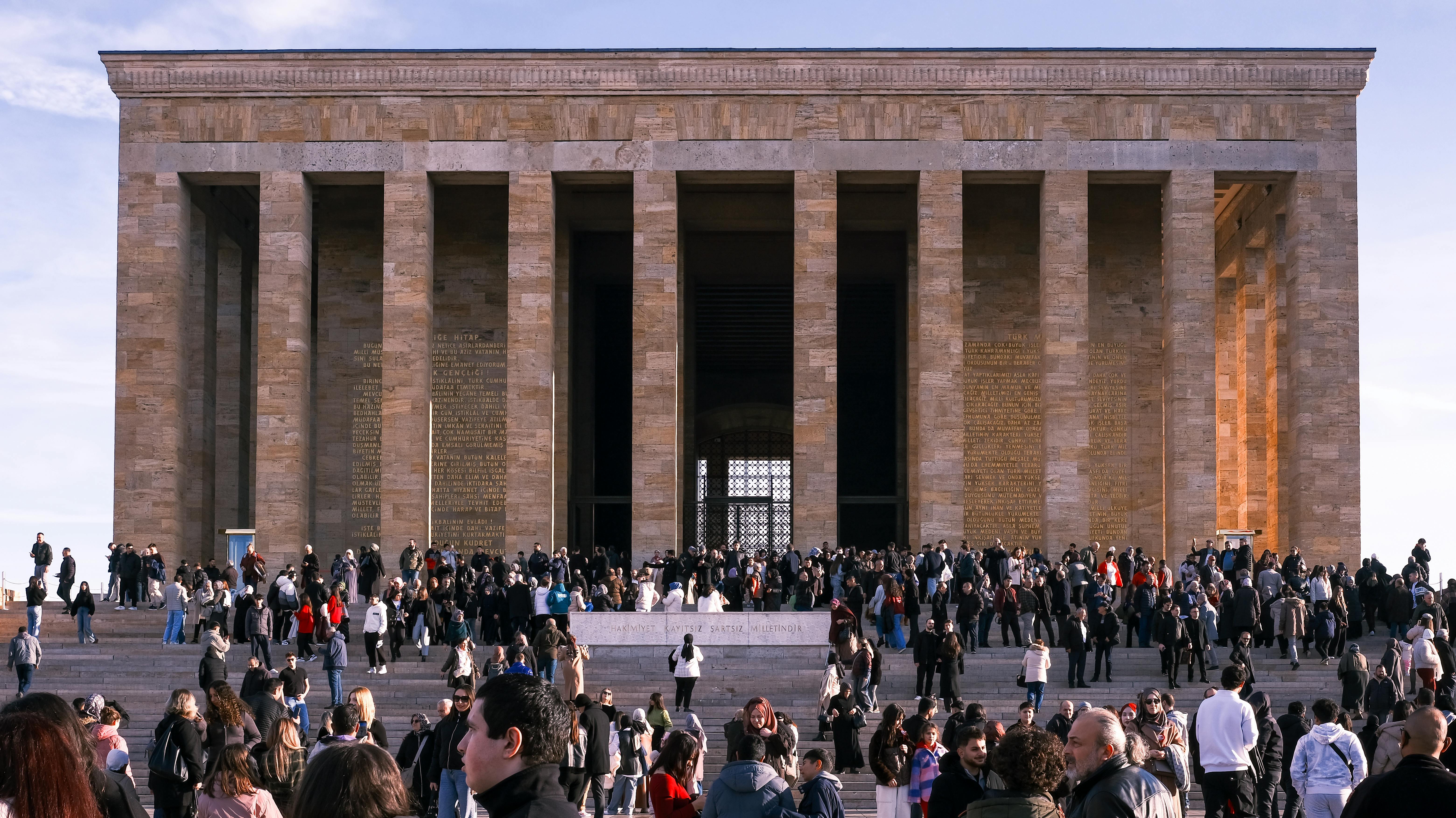 Türkiye Cumhuriyeti'nin ilk yıllarındaki sosyal ve siyasi gelişmeleri, modernleşme reformlarını ve dönemin atmosferini yansıtan tarihi fotoğraf.