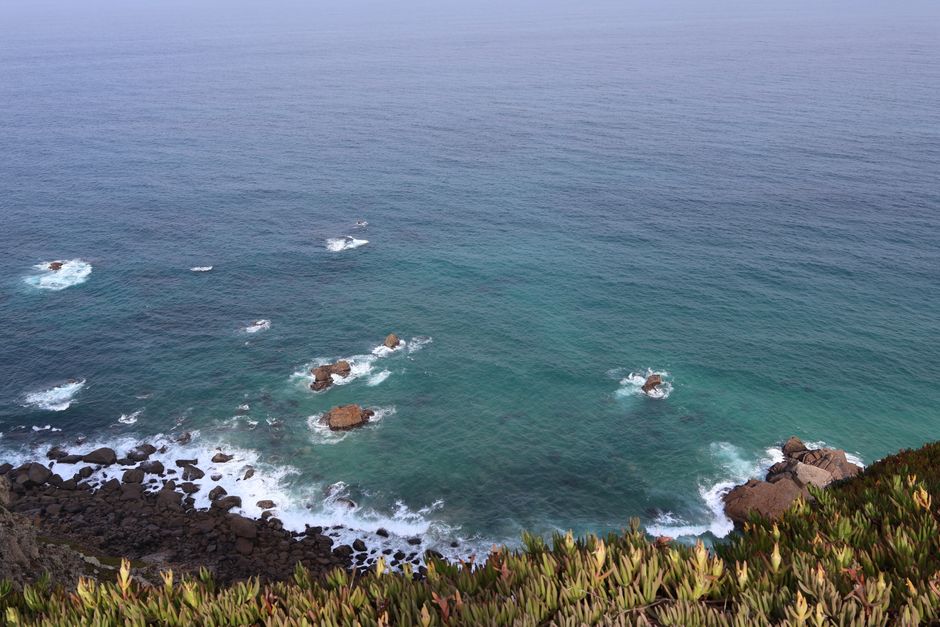 A beautiful view of the Portuguese coastline along a scenic route, highlighting the essence of an <em>itinerário</em>.