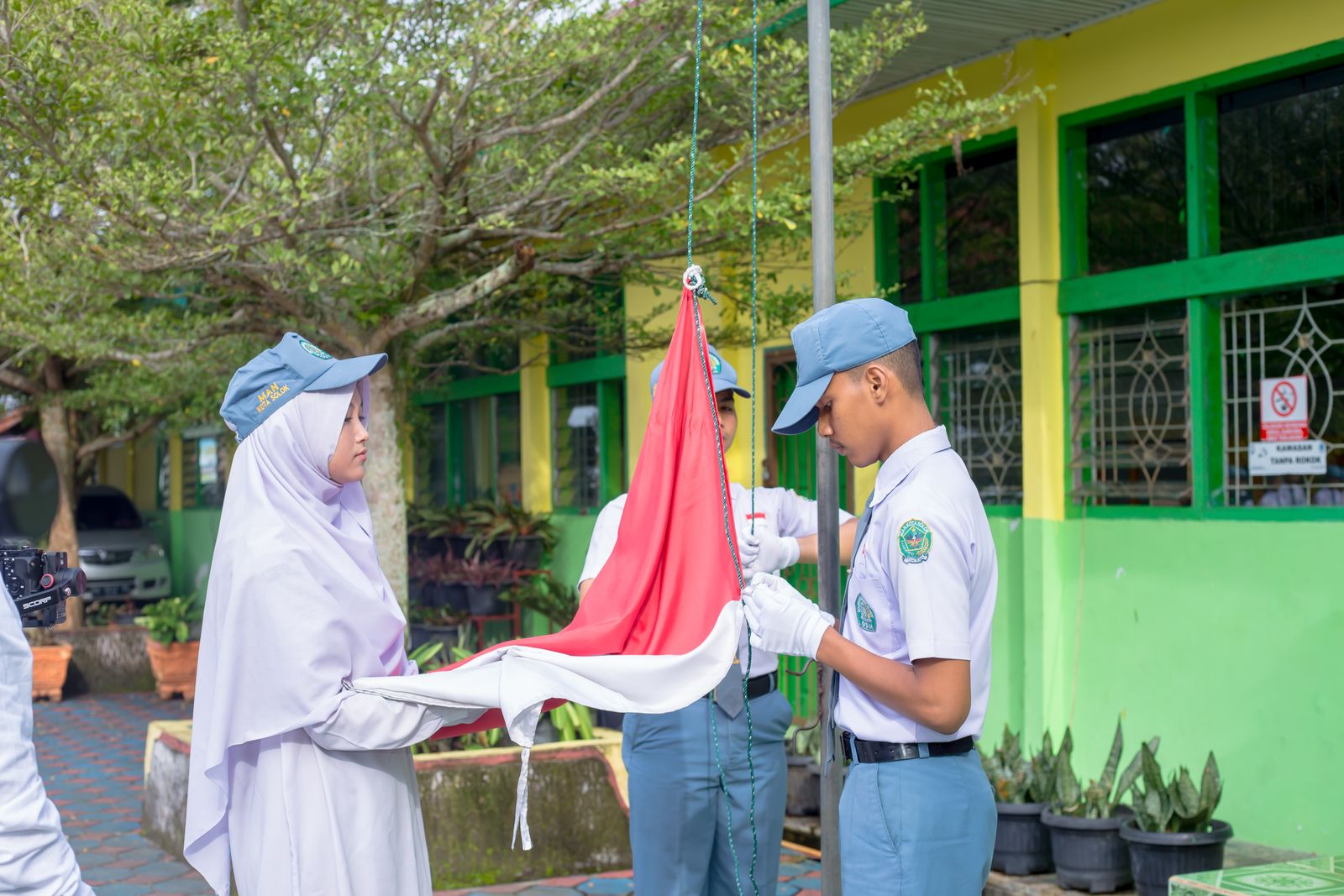 Siswa mengikuti upacara bendera di sekolah