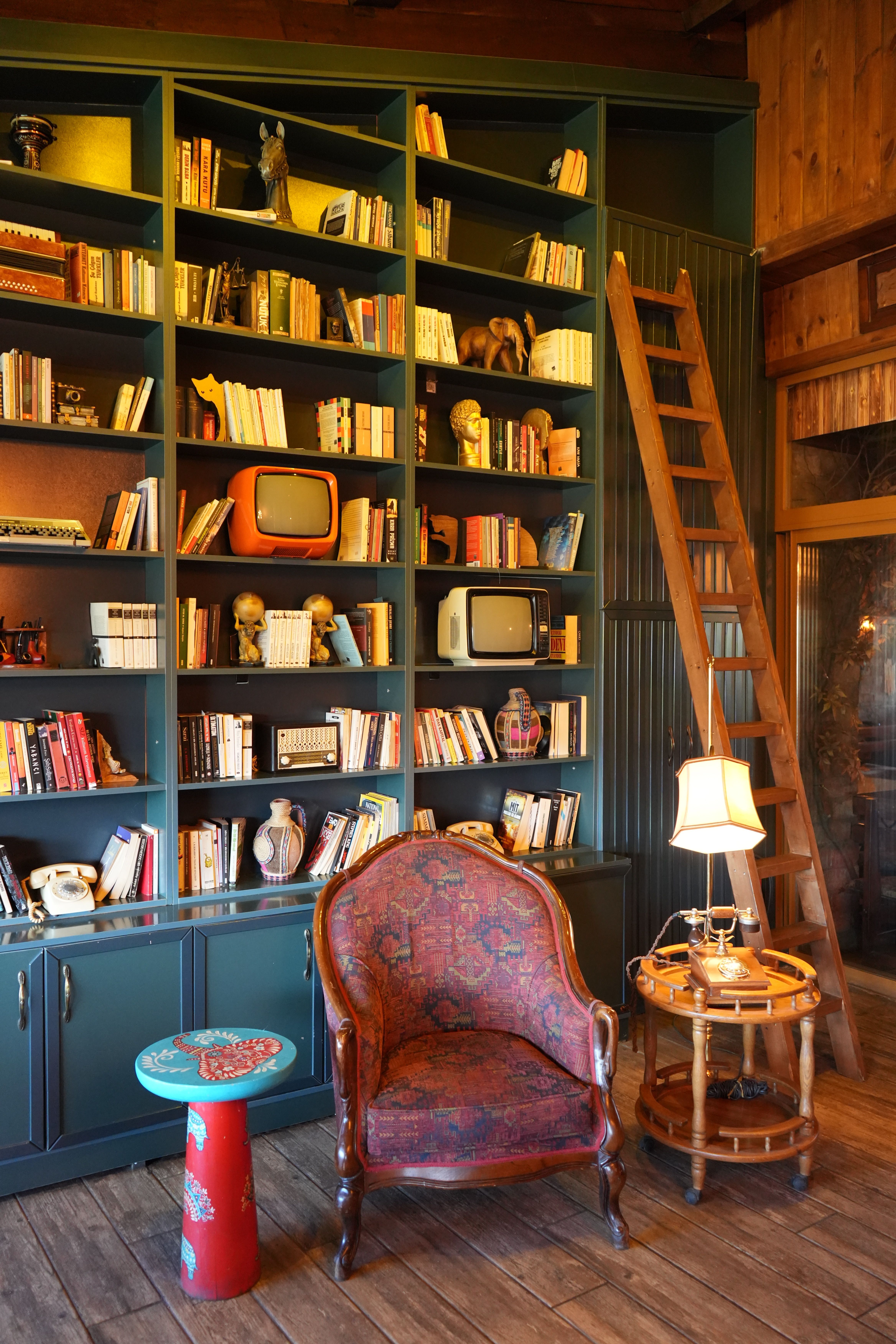 Cozy Vintage Library with Books and Retro Decor · Free Stock Photo