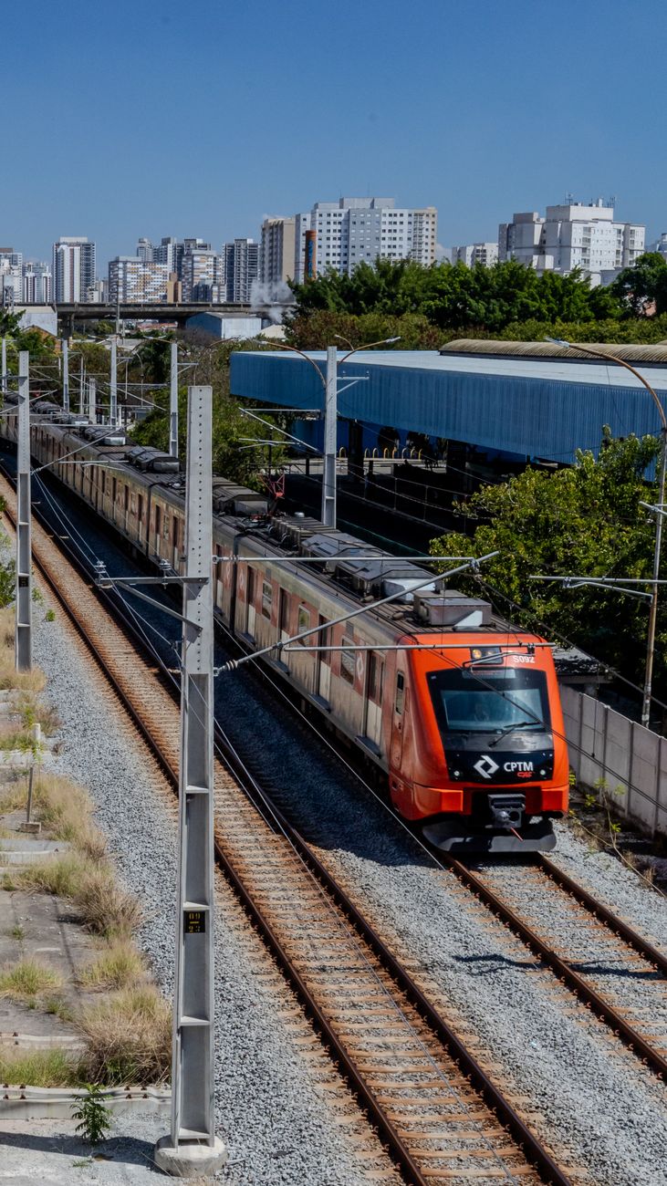 MetrôRio cerca di presentare gli agenti di sicurezza, ma la bellezza dei professionisti ruba la scena sui social, e gli utenti chiedono persino un calendario sexy