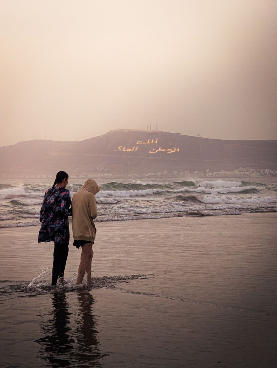 Promenade sur la plage d'Agadir au coucher du soleil