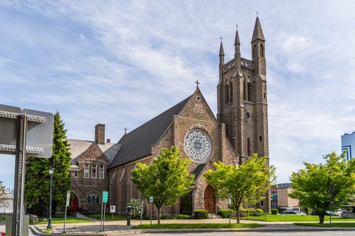 Free Explore the historic St. Peter's Episcopal Church in downtown Niagara Falls, NY on a sunny summer day. Stock Photo