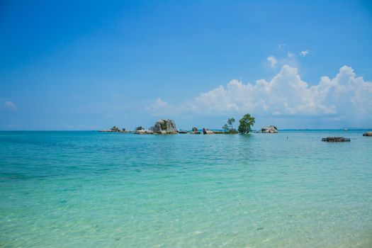Explore the pristine turquoise waters and rocky landscape of Bangka Belitung Islands, Indonesia. - Fotografer Sidoarjo