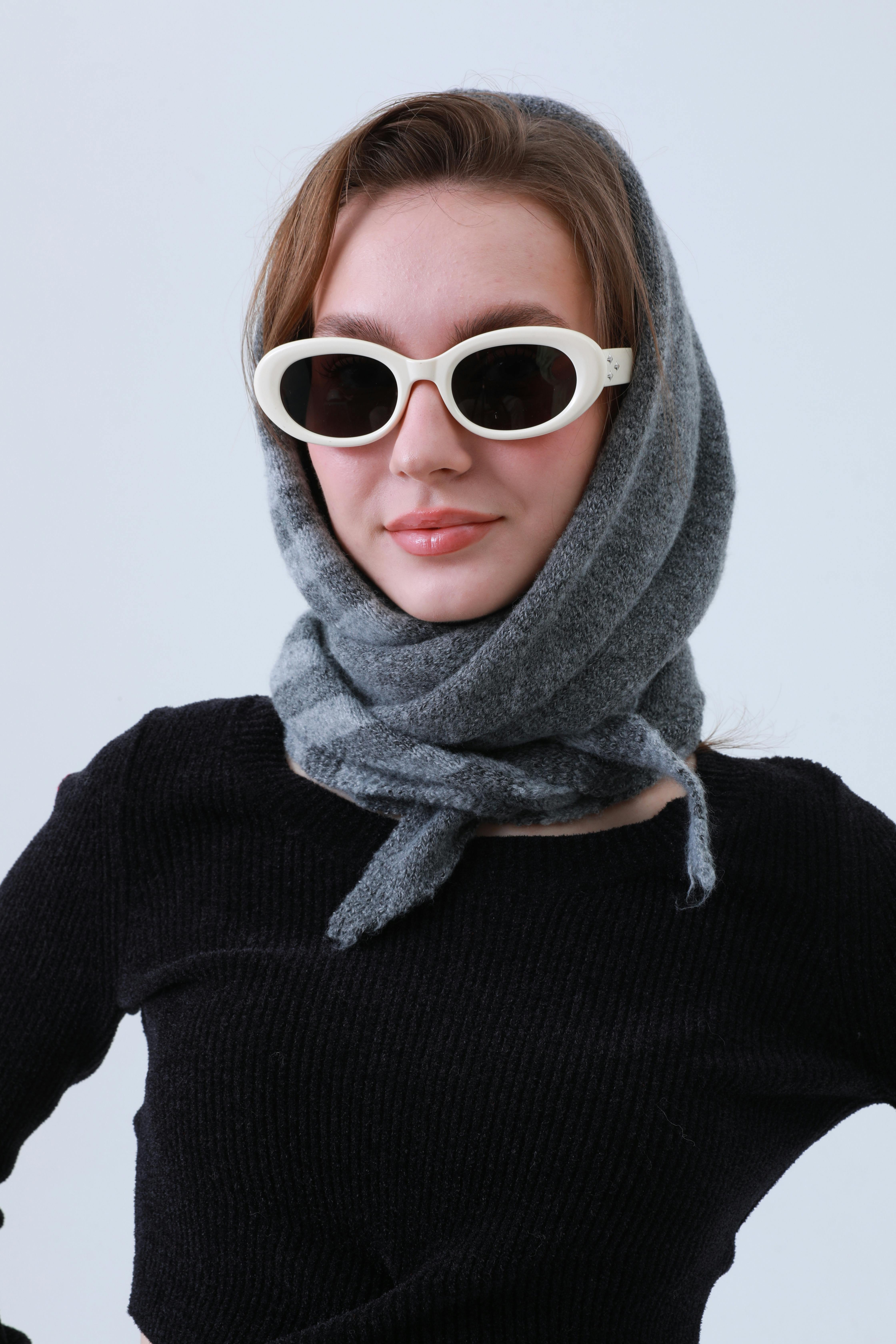 bezplatná Elegantní žena v bílých slunečních brýlích a šedém šátku, představující moderní módní styl. Základová fotografie