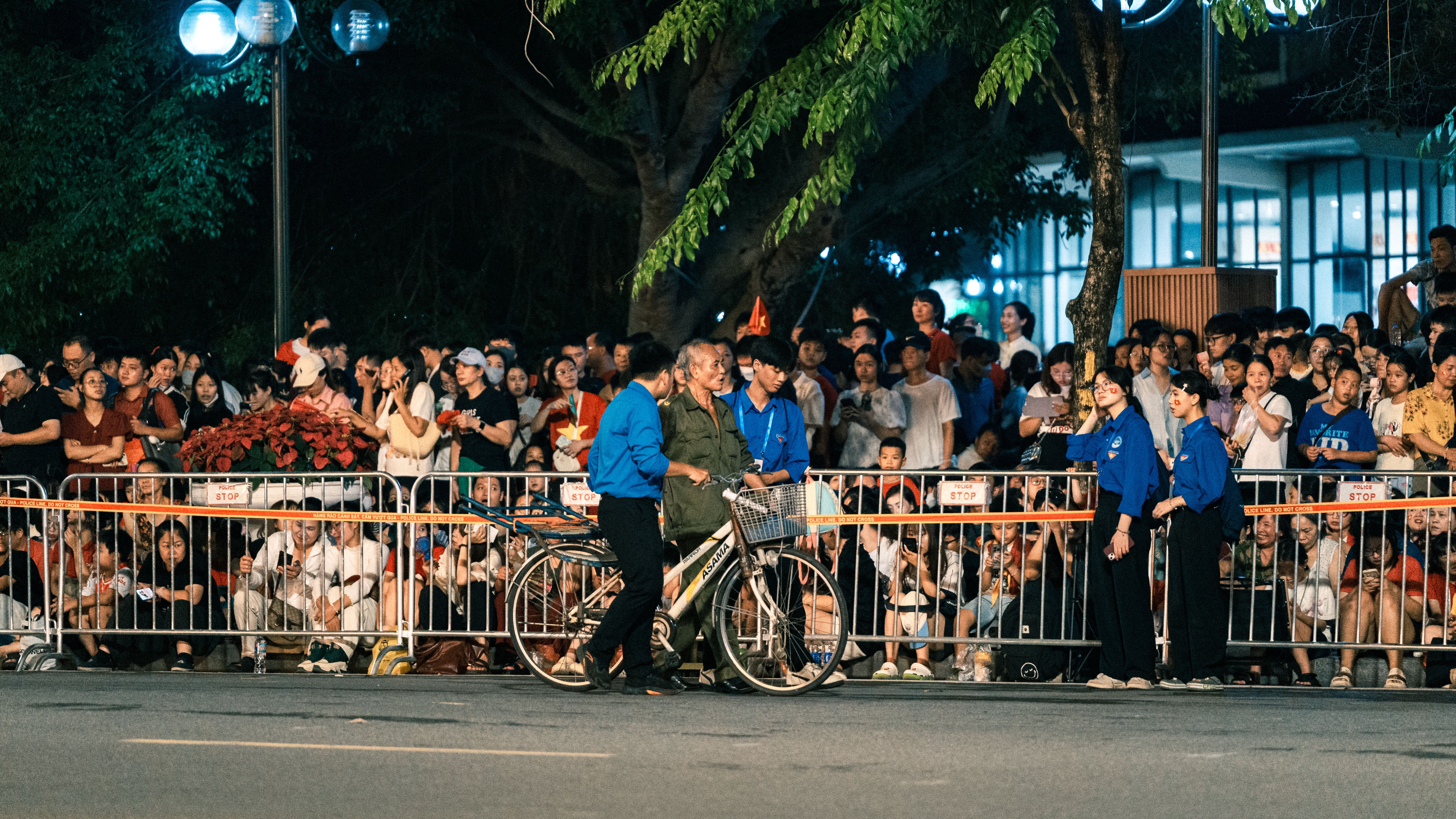 crowd watching street argument