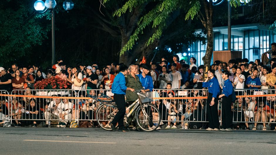 crowd watching street argument