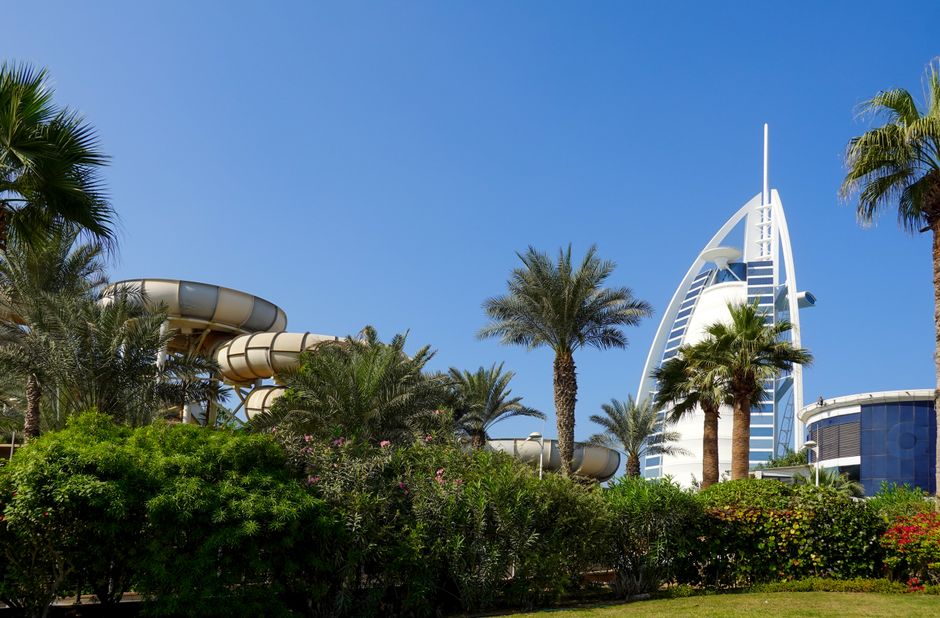 Burj Al Arab em Dubai, luxuoso hotel para famílias com crianças, com exuberante paisagem e parque aquático.