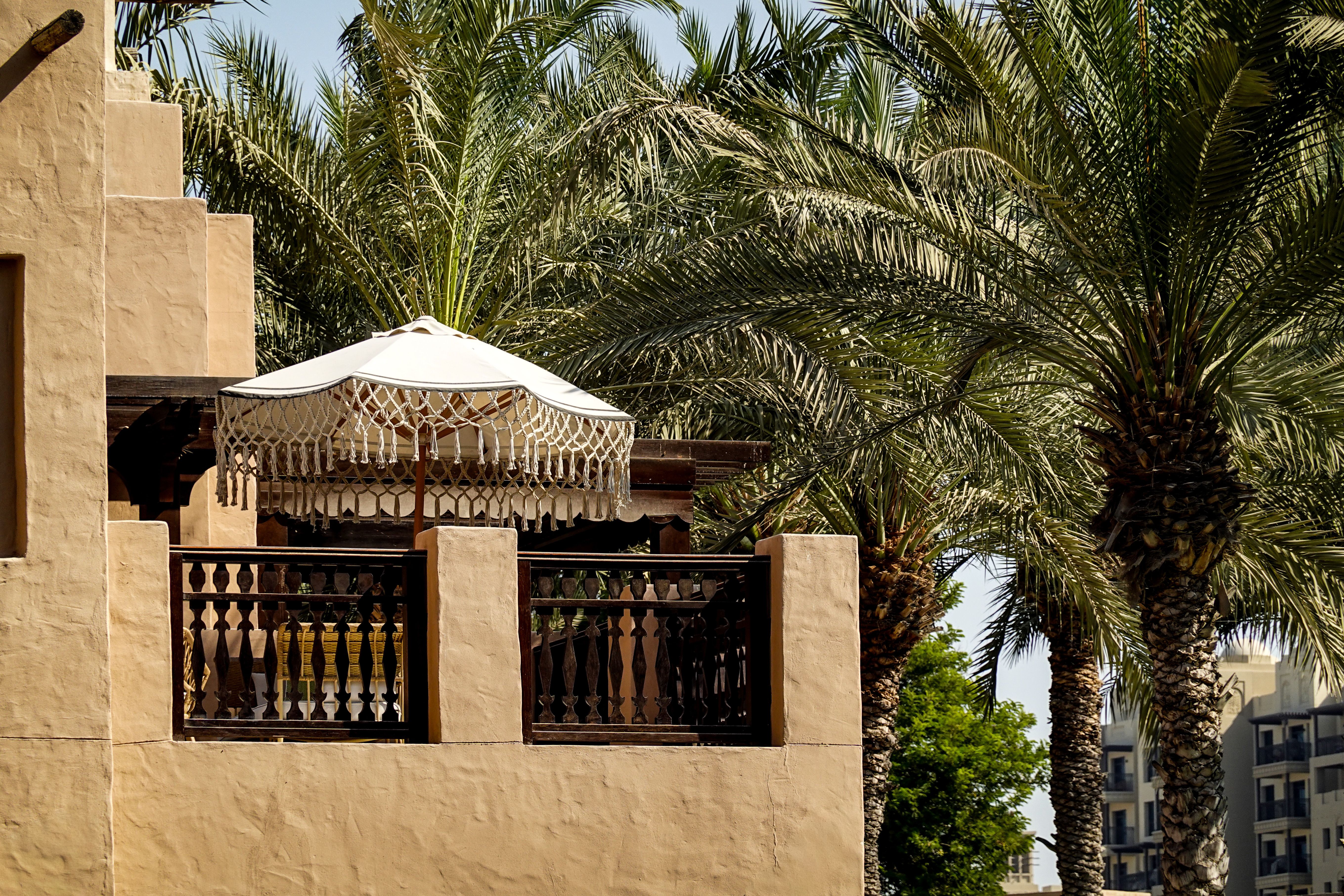 Parasol pour balcon : ce qu'il faut savoir avant d'acheter - 5. Examiner les systèmes d'ouverture, d'inclinaison et d'orientation