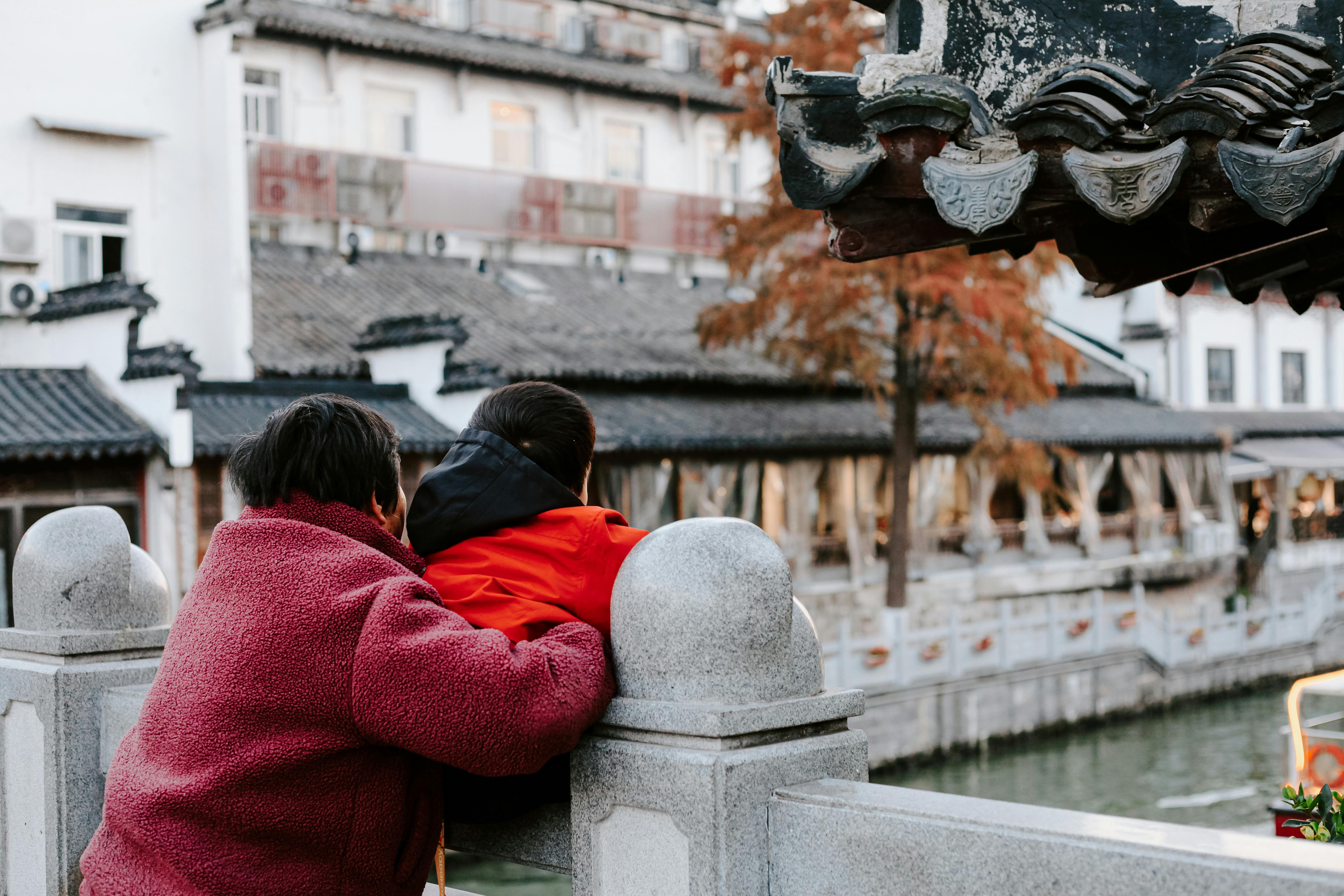 一家人在中国南京欣赏传统建筑和秋季美景。