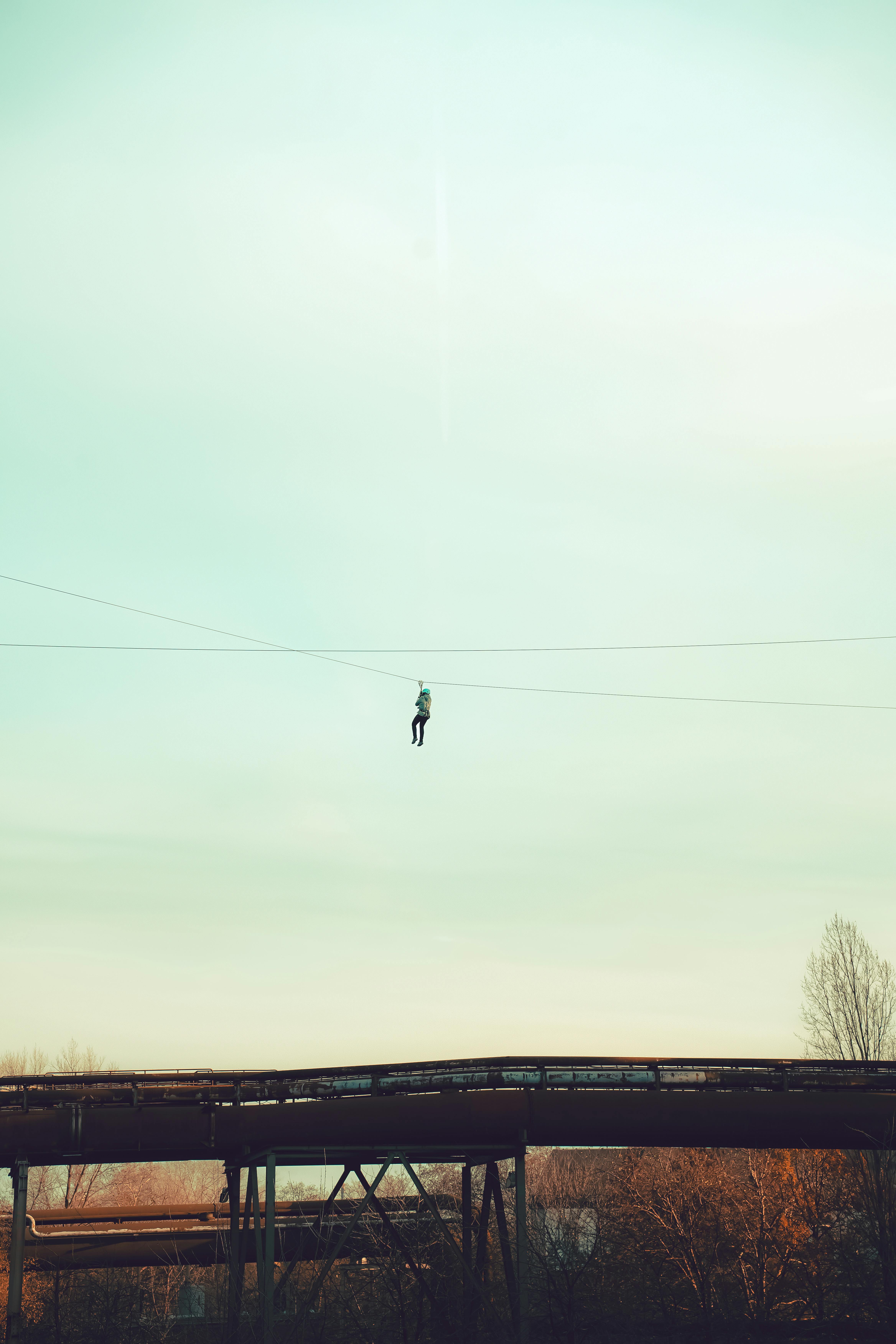 무료 독일 뒤스부르크의 오래된 공장 위를 가로지르는 짜릿한 짚라인 어드벤처. 스톡 사진