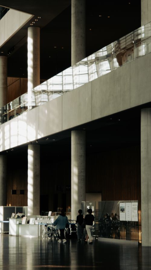 Free Spacious modern interior with high ceilings and natural light streaming in, showcasing sleek architectural design. Stock Photo