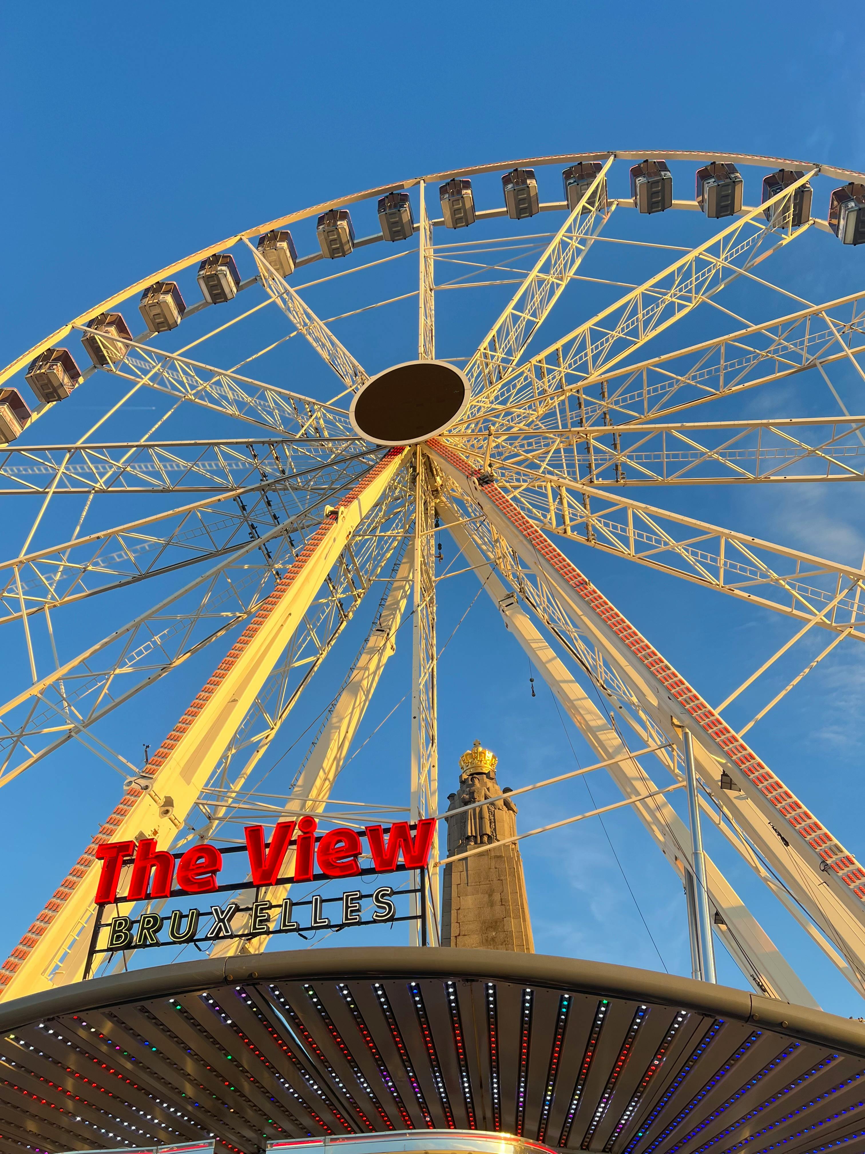 布鲁塞尔日落时分，晴空万里，摩天轮景色迷人。