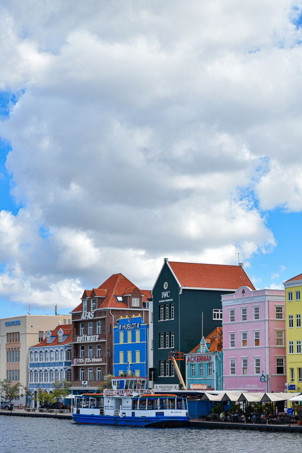 Kleurrijke koloniale gebouwen aan de waterkant van Willemstad, Curaçao