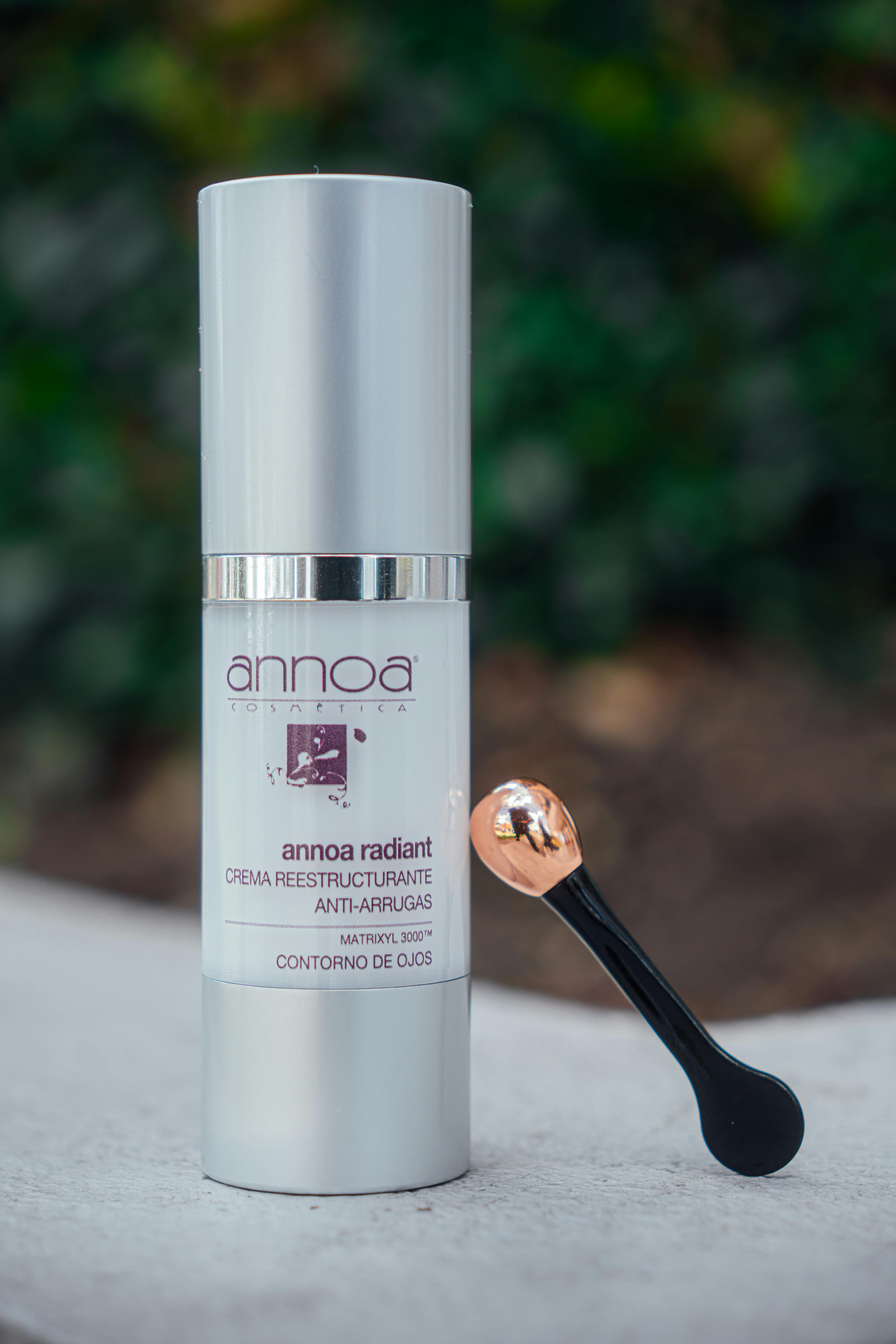 Discover premium eye cream with applicator for rejuvenation. Ideal for skincare enthusiasts.