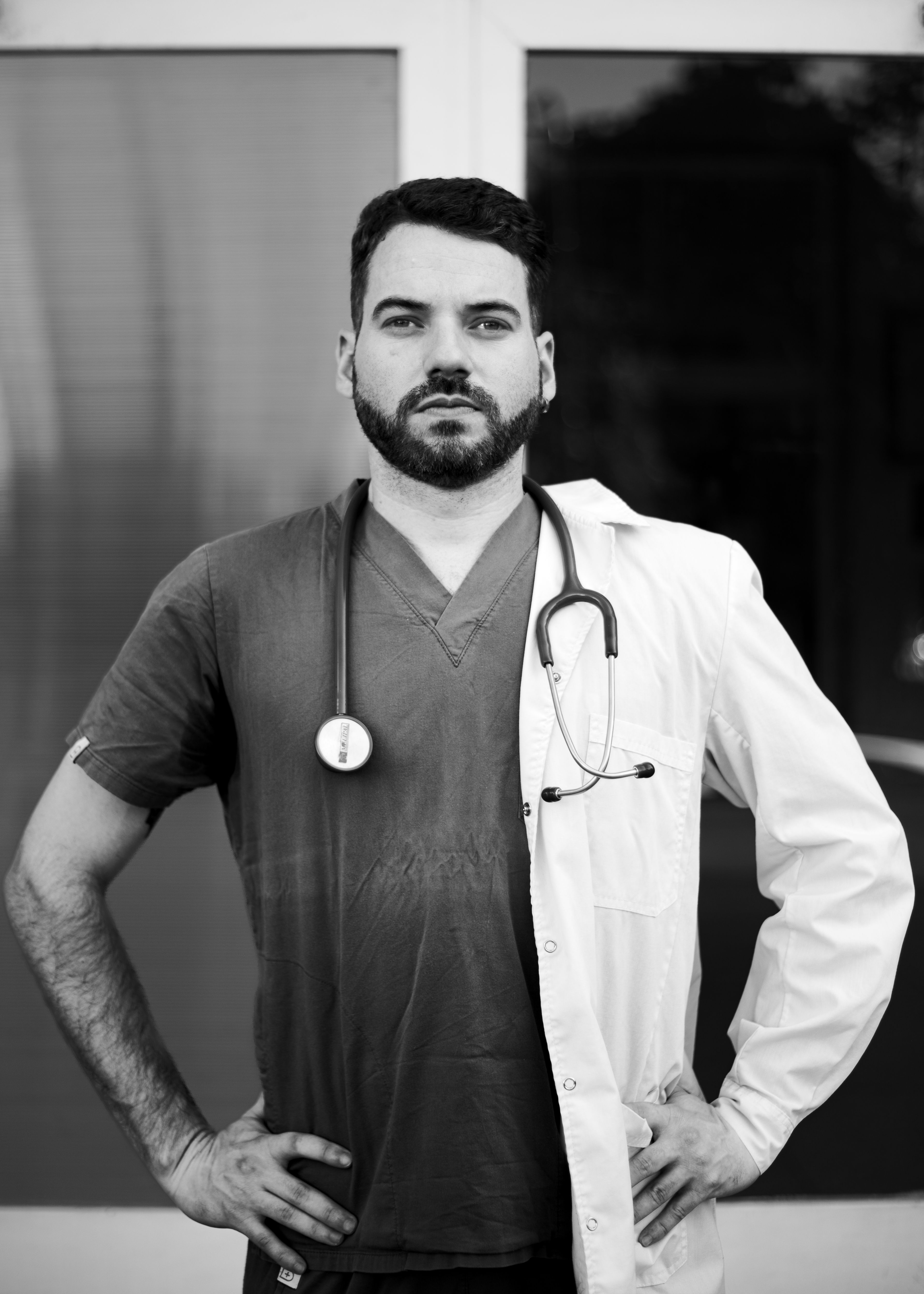 Medici și pacient în consultație despre boala ficatului gras în Timiș