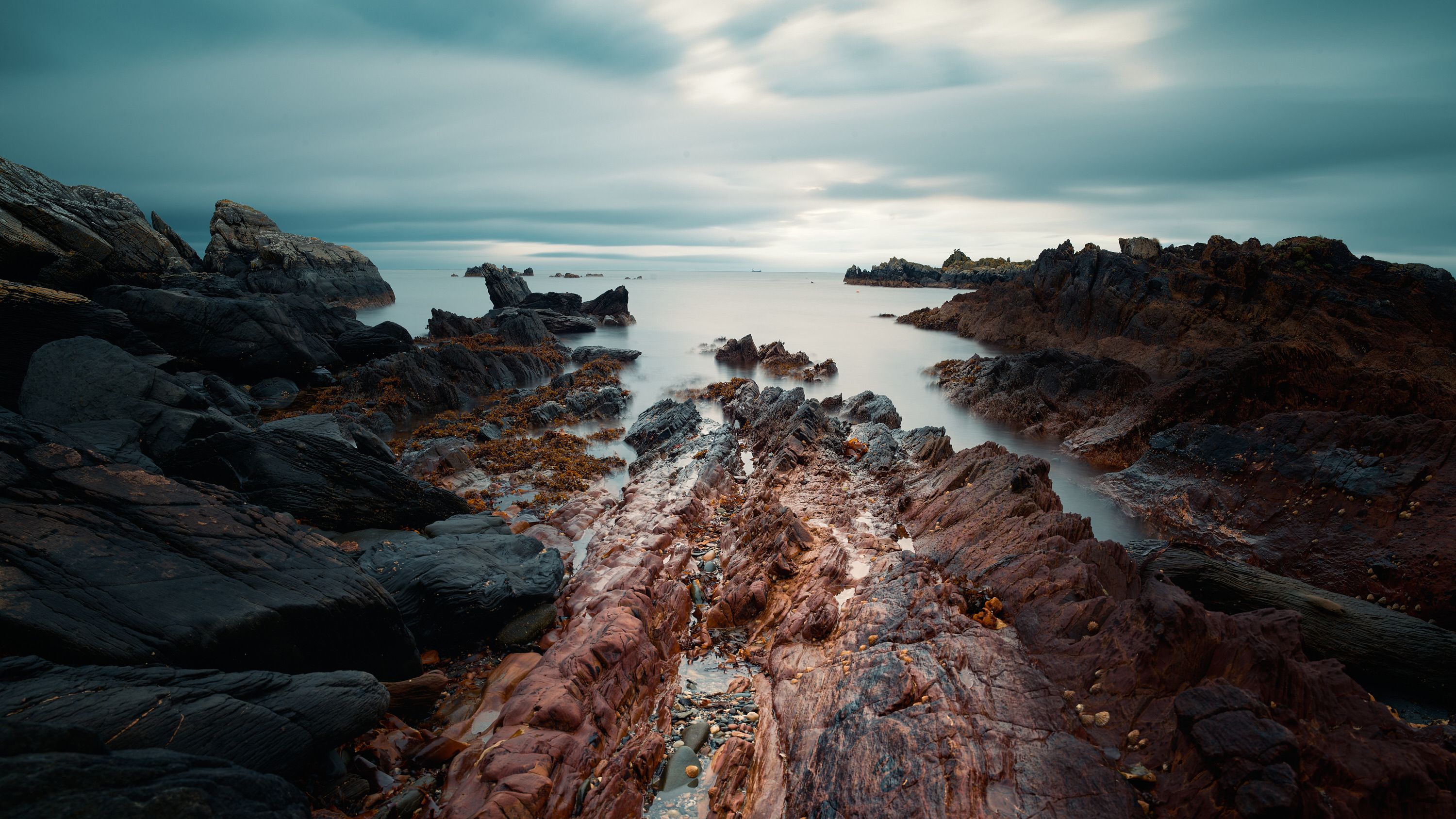 Dramatic Coastal Landscape with Rocky Shoreline · Free Stock Photo