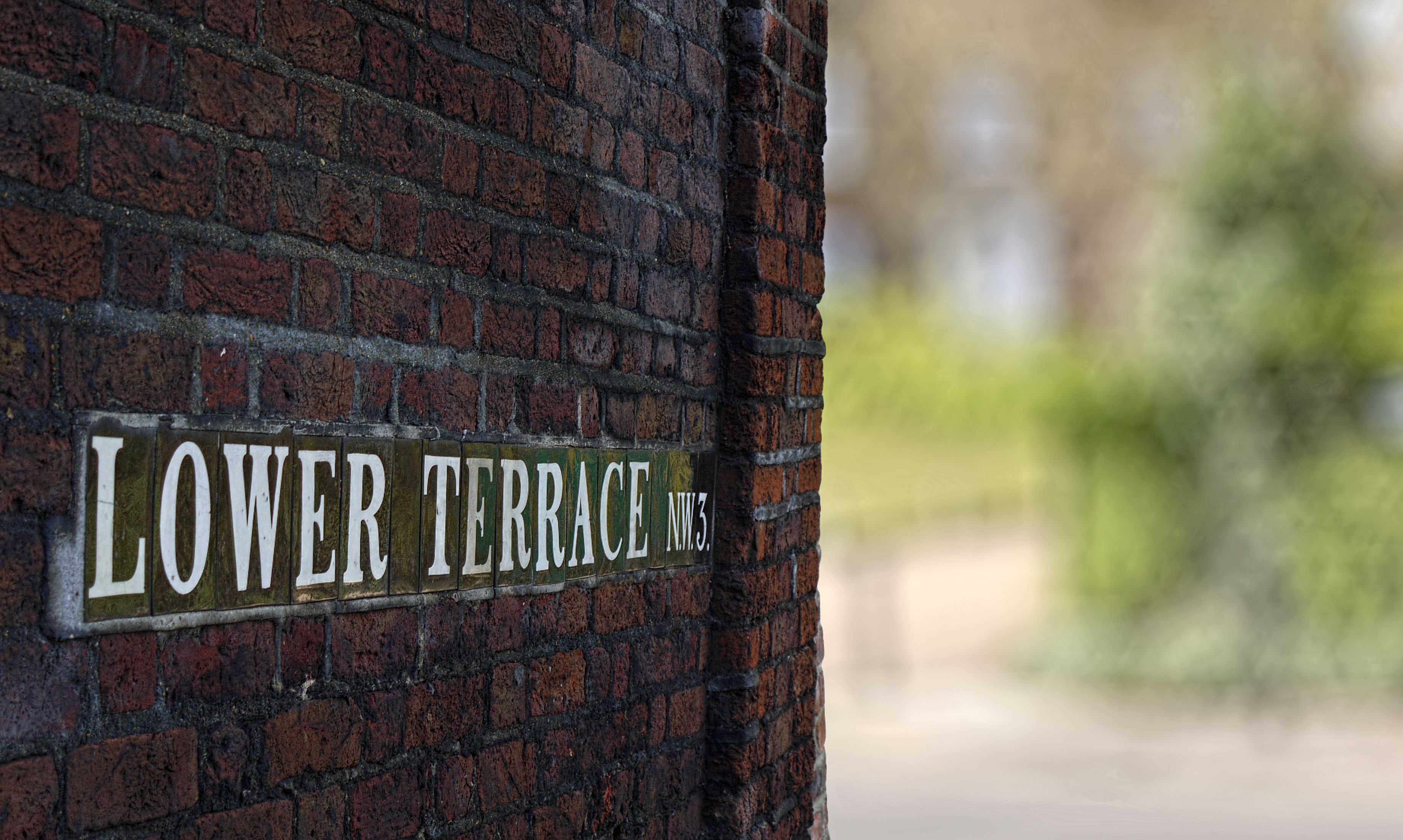 Street Sign on Brick Wall in London, NW3 · Free Stock Photo