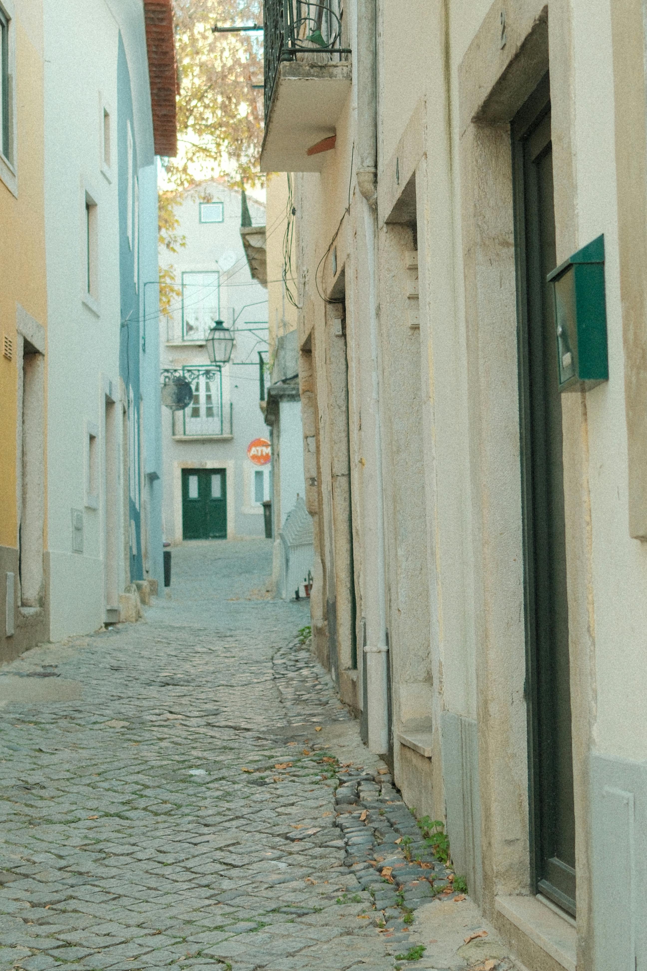 Ruelle pavée de Lisbonne en automne