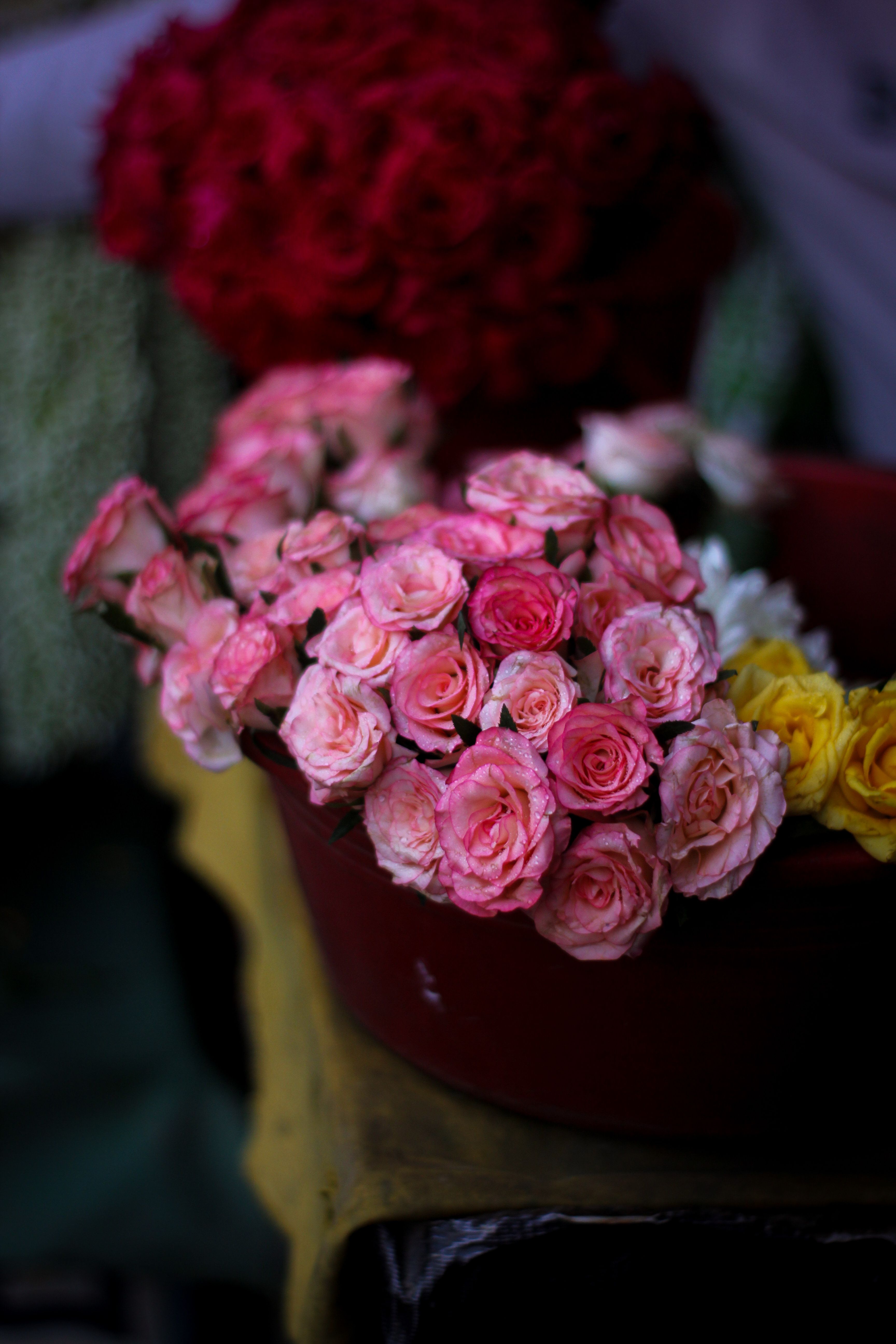 [ColoSach]-close-up-of-a-vibrant-bouquet-of-pink-and-yellow-roses-in-a-market-stall.