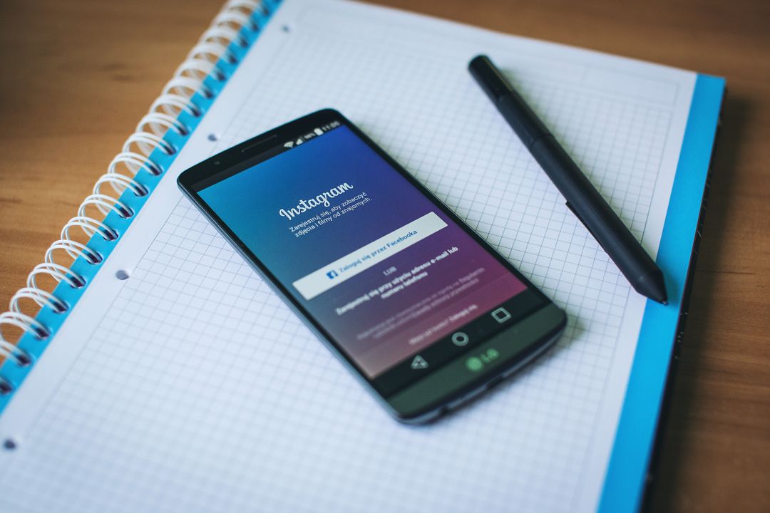 create instagram ads - Saudi business owner reviewing Instagram ad performance dashboard with ROAS and lead metrics