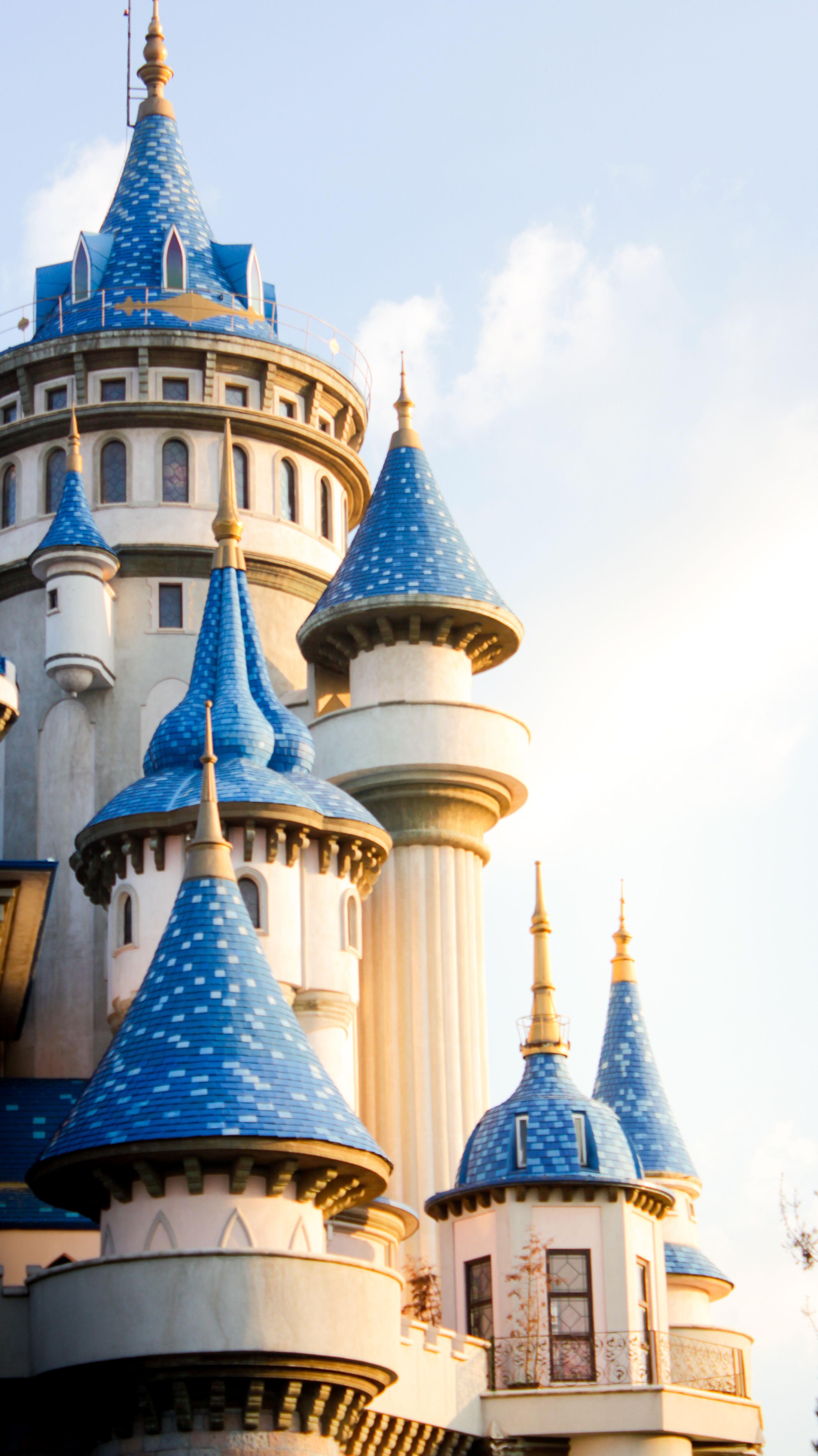 A picturesque view of a fairytale castle with blue spires in Eskişehir, Türkiye.