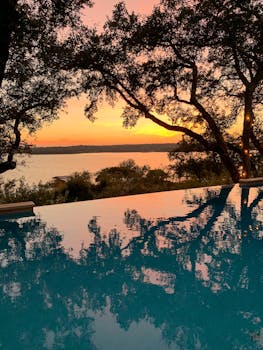 奥斯汀日落的宁静之美，映照在色彩鲜艳的无边泳池中