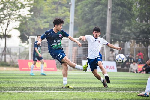 Free Dynamic soccer match between local teams in Hà Nội, showcasing athletic skills. Stock Photo