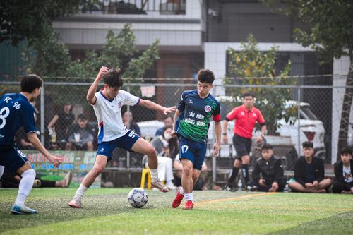 Free Intense football match in Hà Nội, showcasing dynamic play and teamwork on a vibrant turf field. Stock Photo