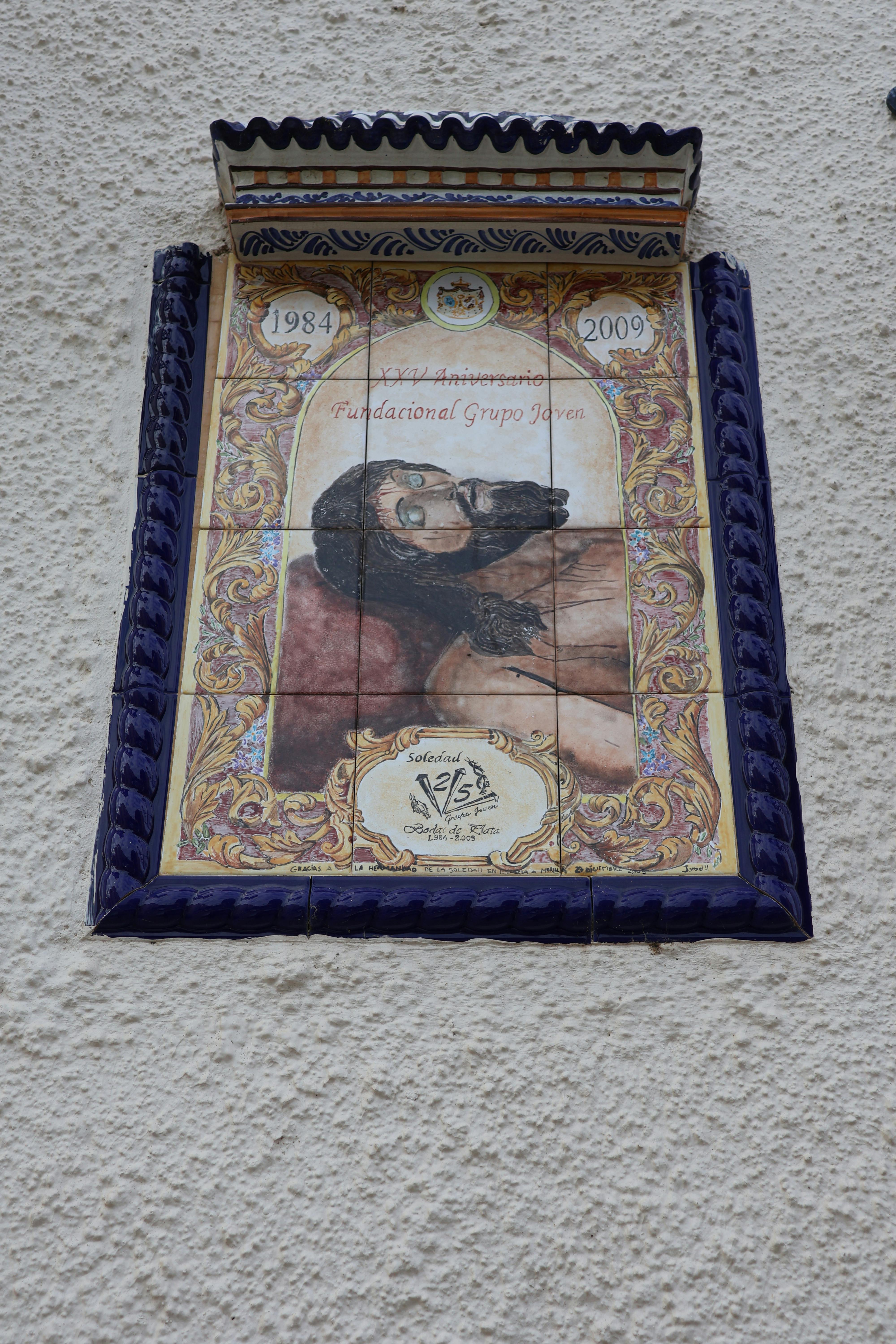 un primer plano del azulejo de la fachada principal