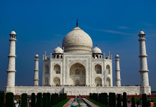 Breathtaking view of the iconic Taj Mahal in Agra, India against a blue sky.