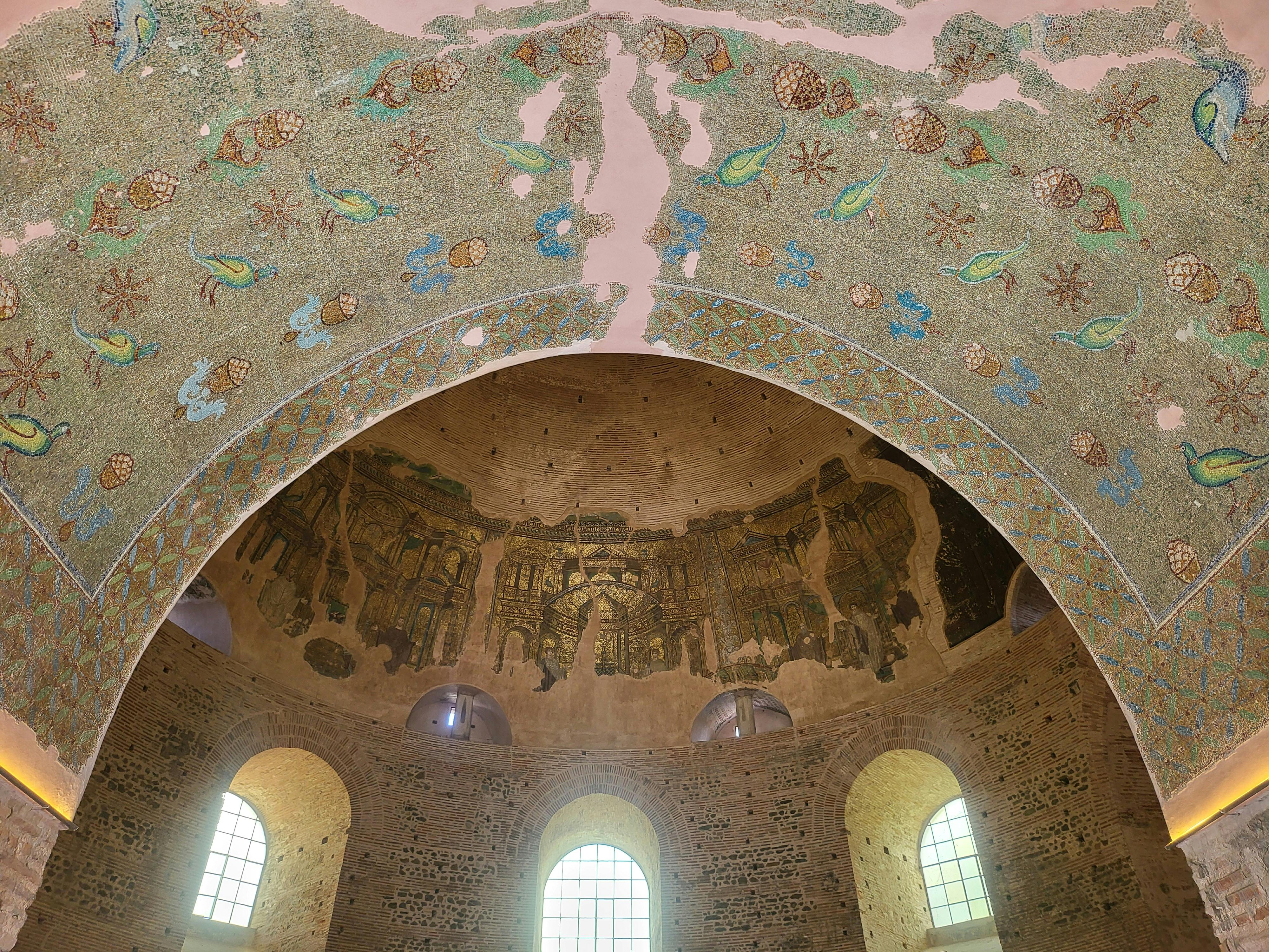 Detailaufnahme einer selbstklebenden Fensterdichtung am Rahmen, sauber angedrückt ohne Falten