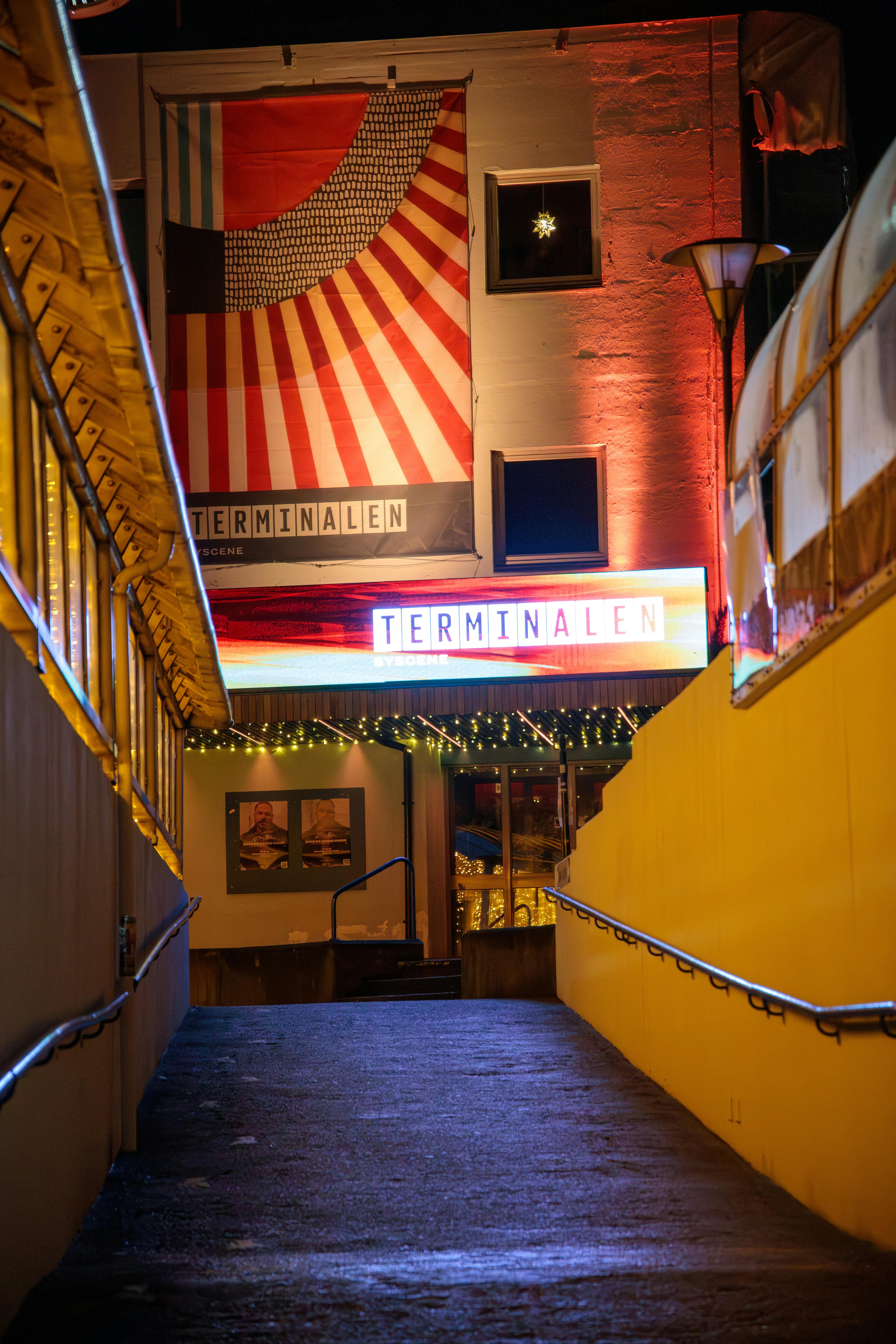 Ücretsiz Norveç'in Ålesund şehrindeki Terminalen'in gece çekilmiş, ışıklandırılmış mimarisini sergileyen canlı bir görüntüsü. Stok Fotoğraflar