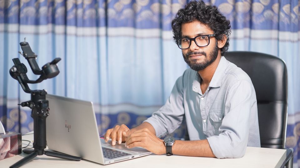 Desenvolvedor trabalhando em um notebook em uma mesa de escritório.