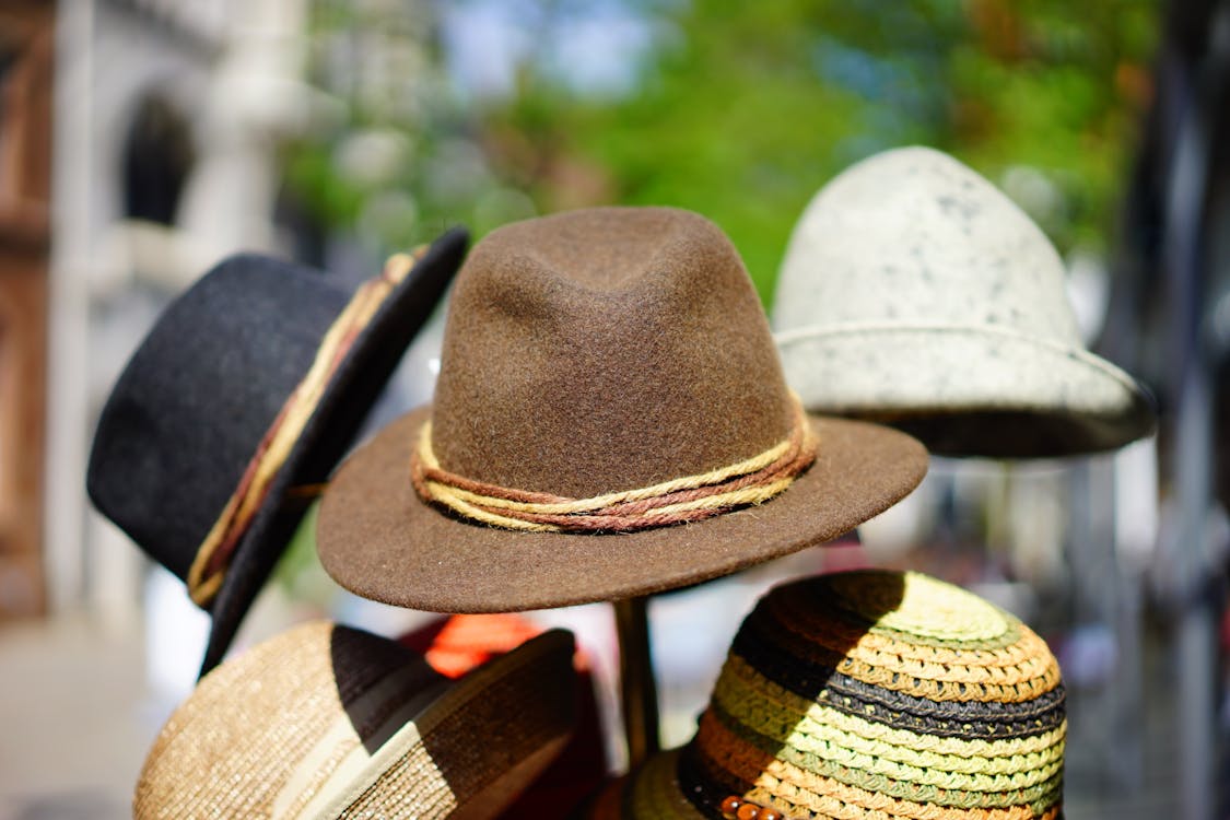 коричневая шляпа Fedora в селективной фотографии