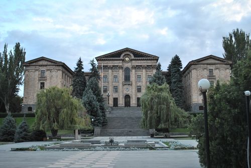Free Historic government building in Yerevan, framed by greenery, under a cloudy sky. Stock Photo