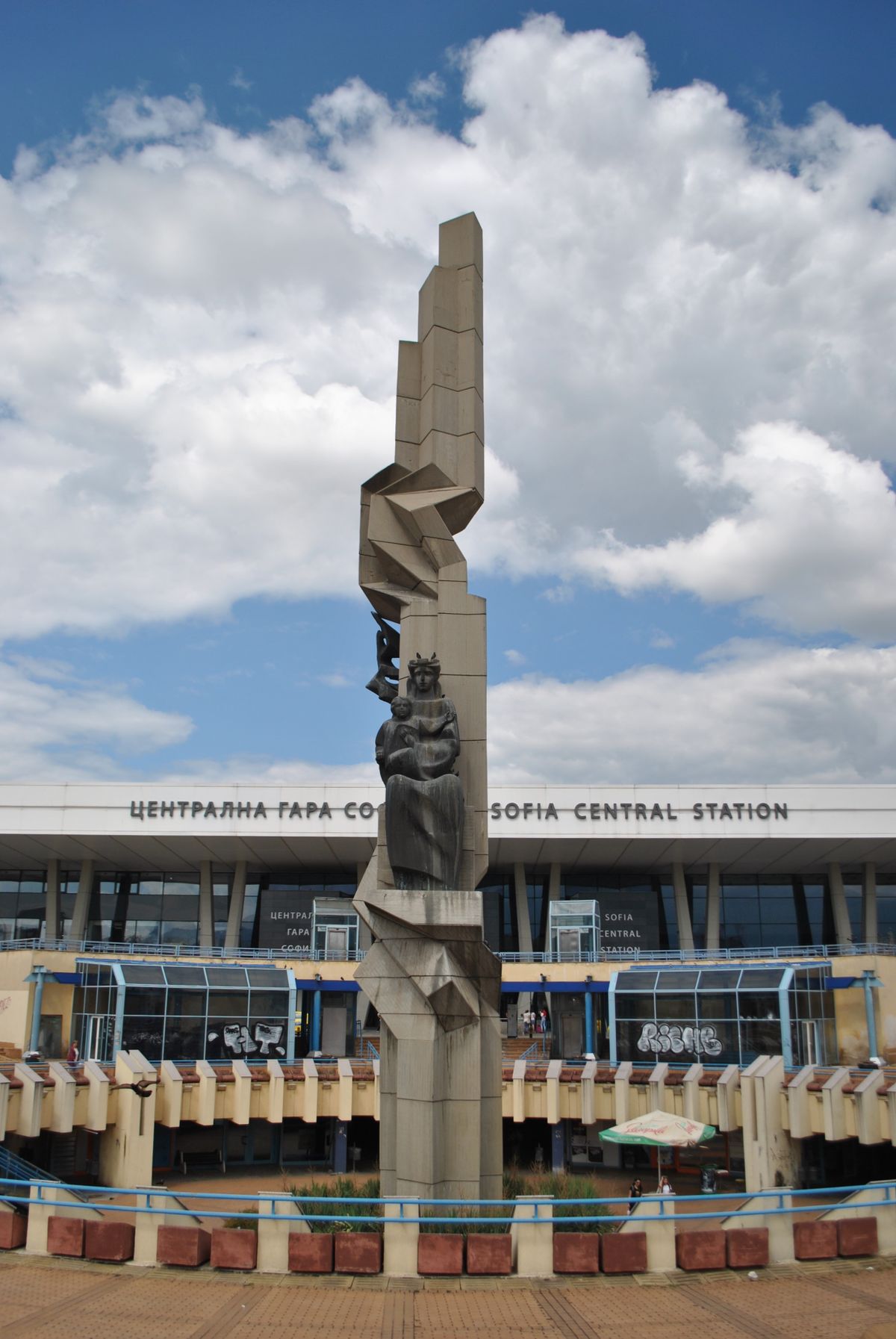 Monument modern în fața Gării Centrale din Sofia