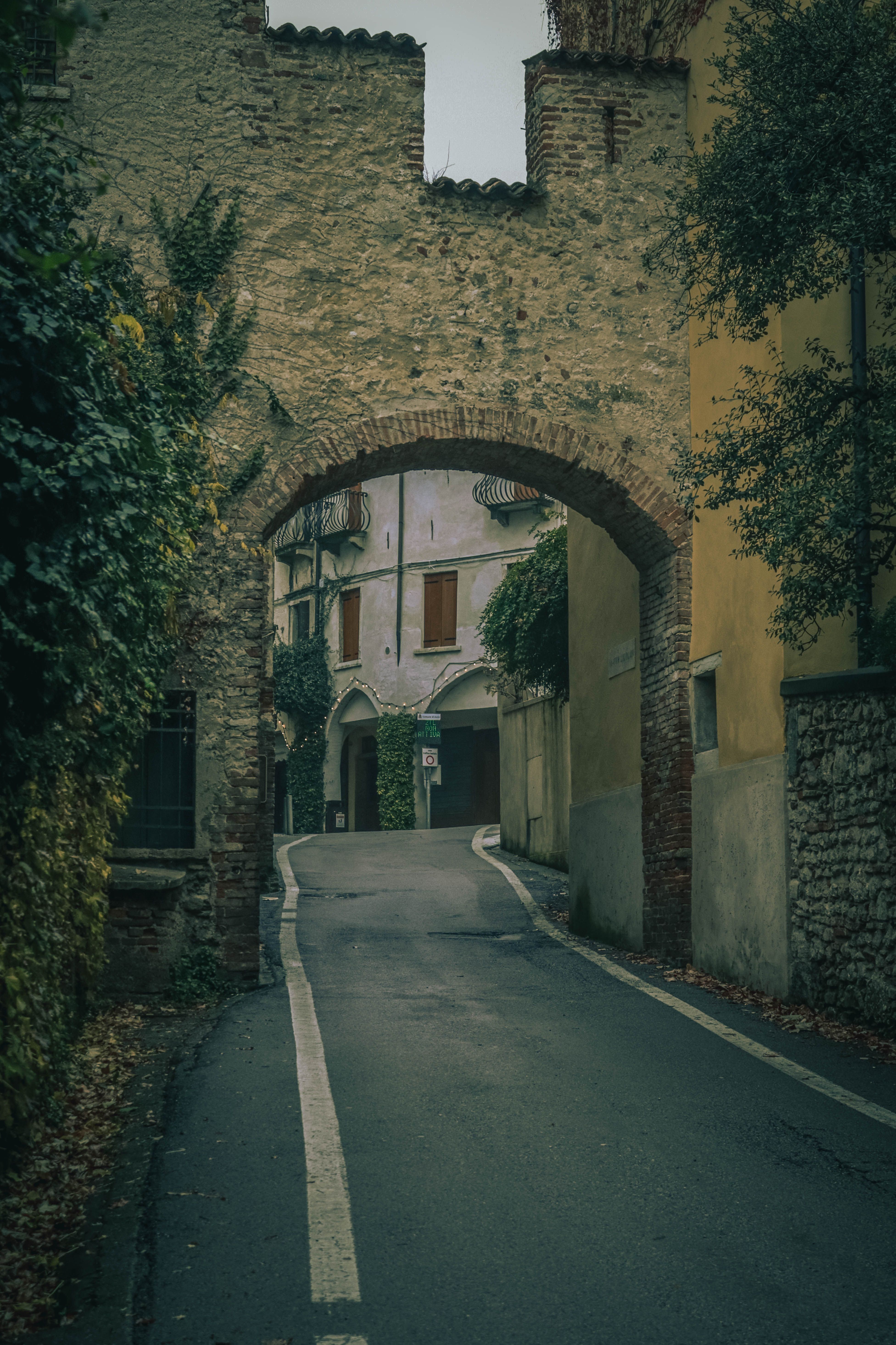 Charming Cobblestone Alley in Historic Town · Free Stock Photo