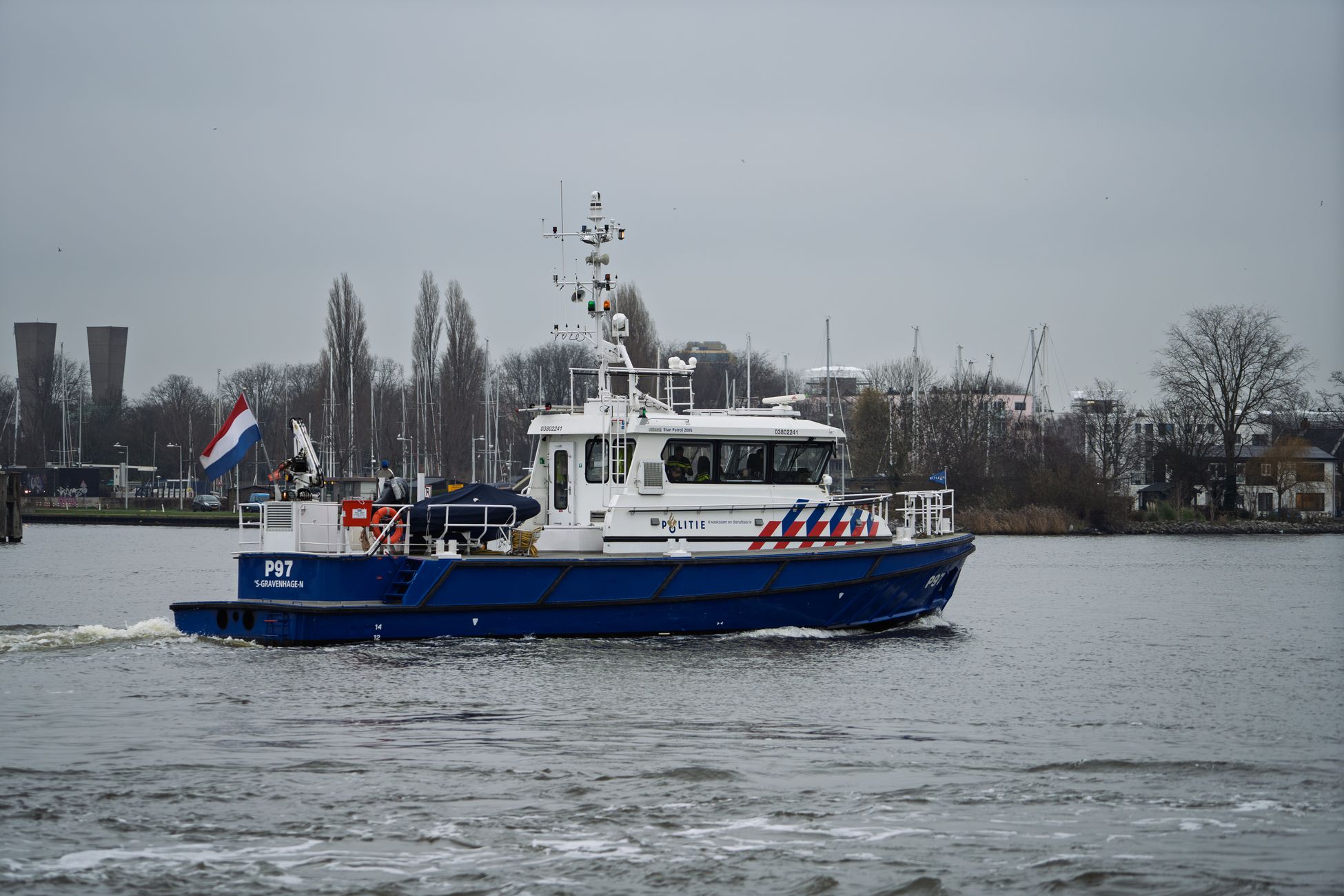 Camper botst op dijk, bestuurder naar ziekenhuis