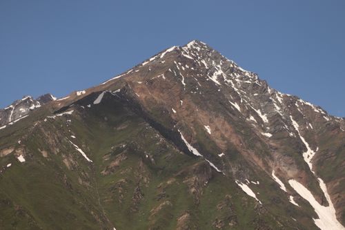 Free Breathtaking view of a snow-capped mountain peak under clear blue skies, perfect for travel themes. Stock Photo