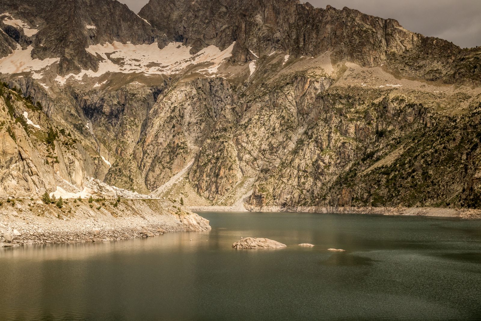 Paysage d'Occitanie au coucher du soleil, contreforts pyrénéens et plaine languedocienne, lumière chaude