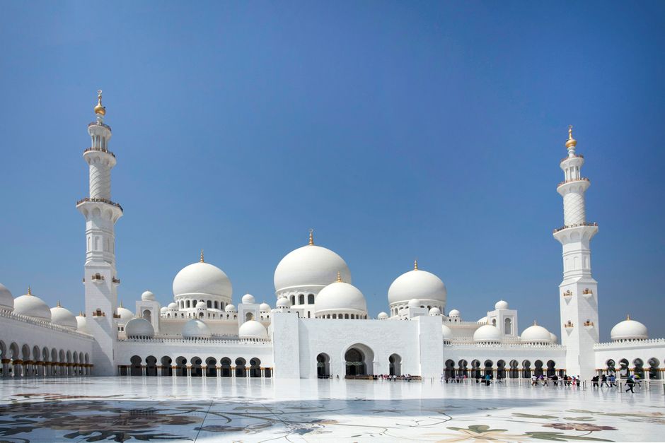 Elegant view of Sheikh Zayed Grand Mosque in Abu Dhabi with clear blue sky backdrop.