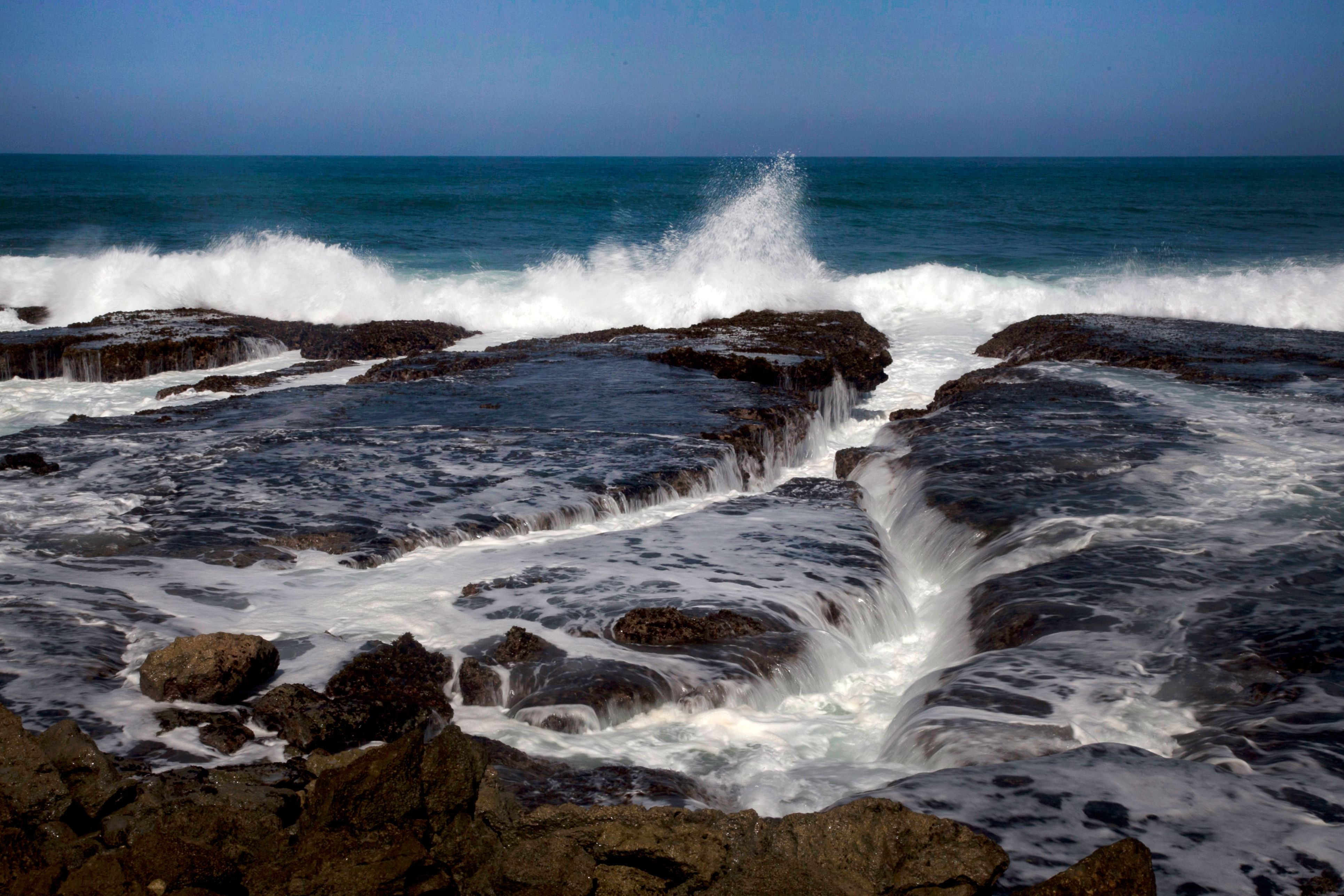 Dramatic Ocean Waves Crashing on Rocky Shore · Free Stock Photo
