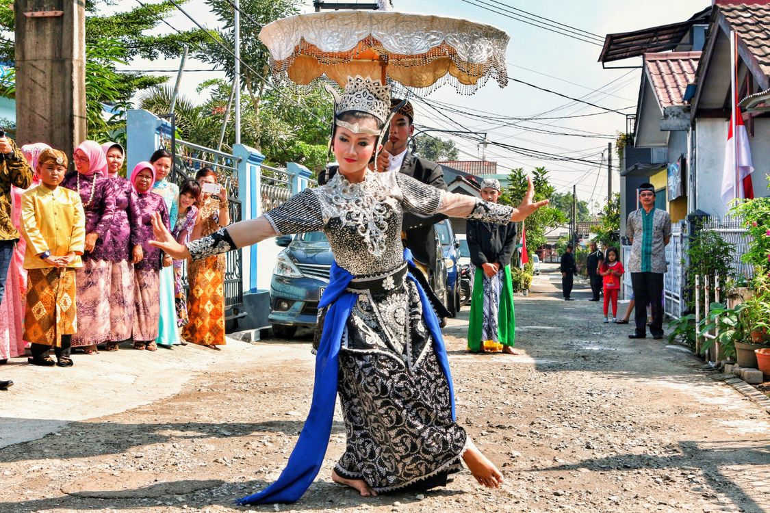 Traditional Dance Performance in West Java Street · Free Stock Photo