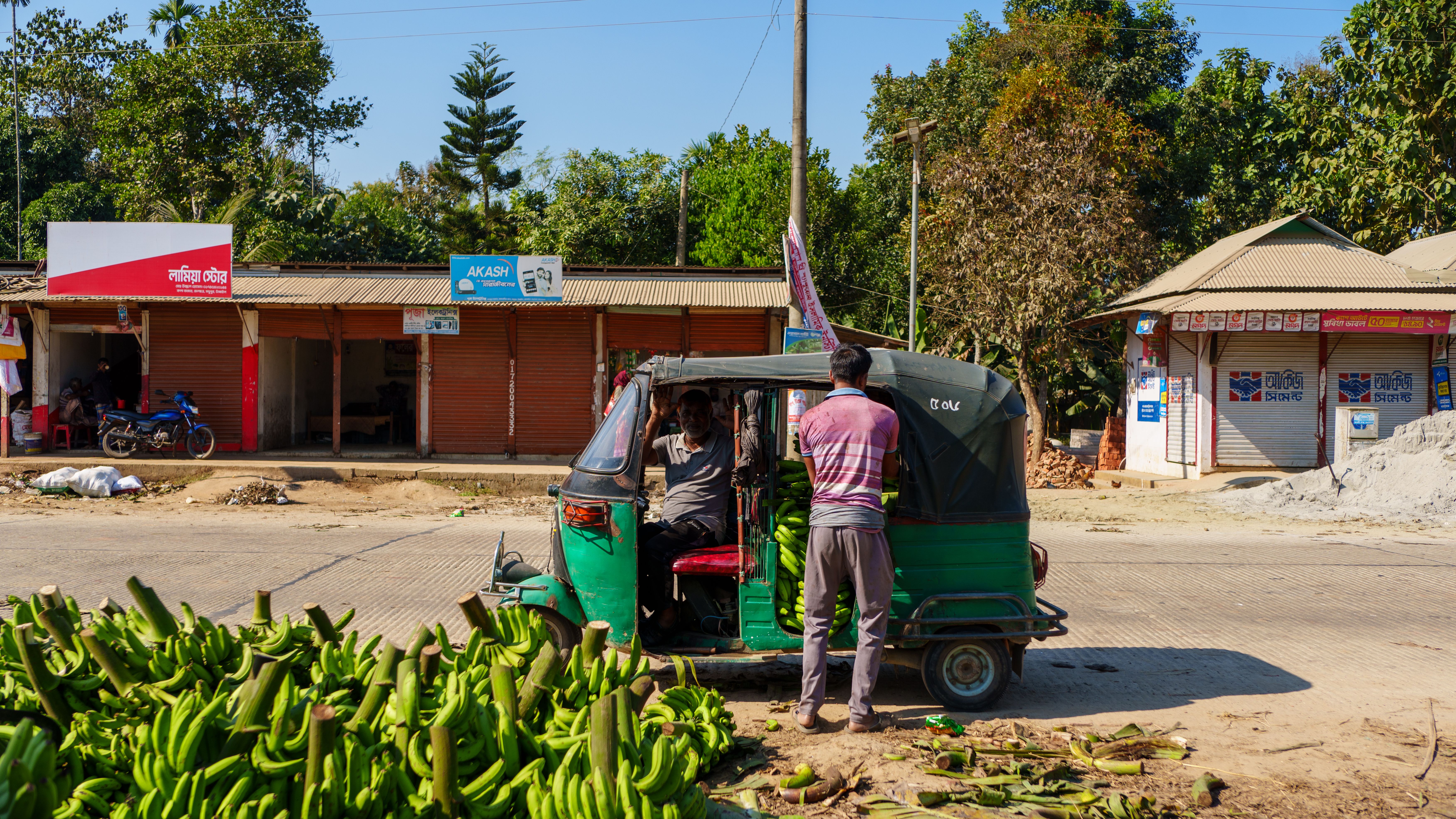 Street Market with Rickshaw in Madhupur, Bangladesh · Free Stock Photo